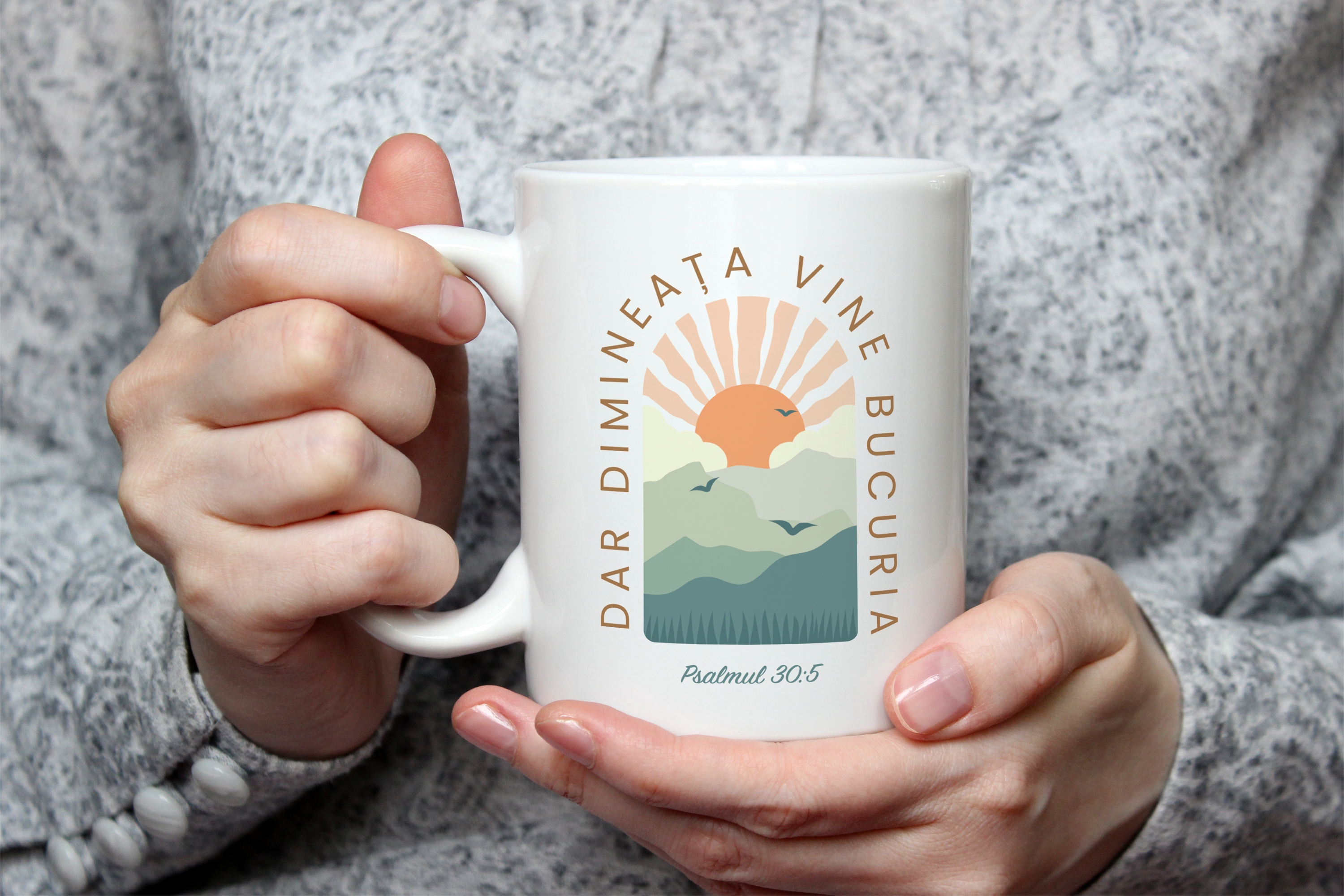 Cană personalizată cu verset biblic și nume - Dar dimineața vine bucuria Cană personalizată cu verset biblic și nume - Dar dimineața vine bucuria