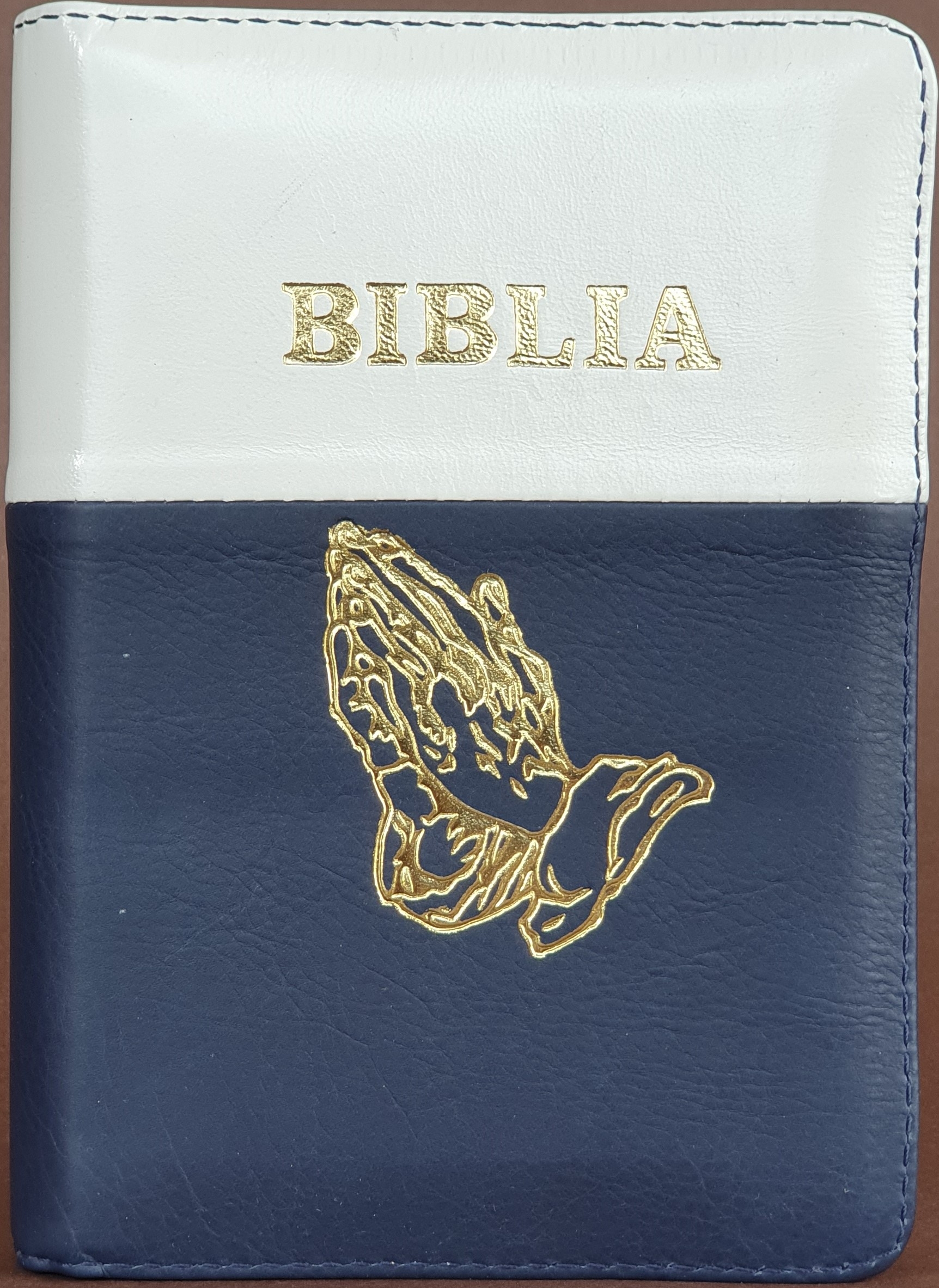 Biblie din piele,marime mica, culoare alb cu bleumarin, fermoar, margini albe, simbolul maini in rugaciune, cuv. lui Isus in rosu [043 PF]