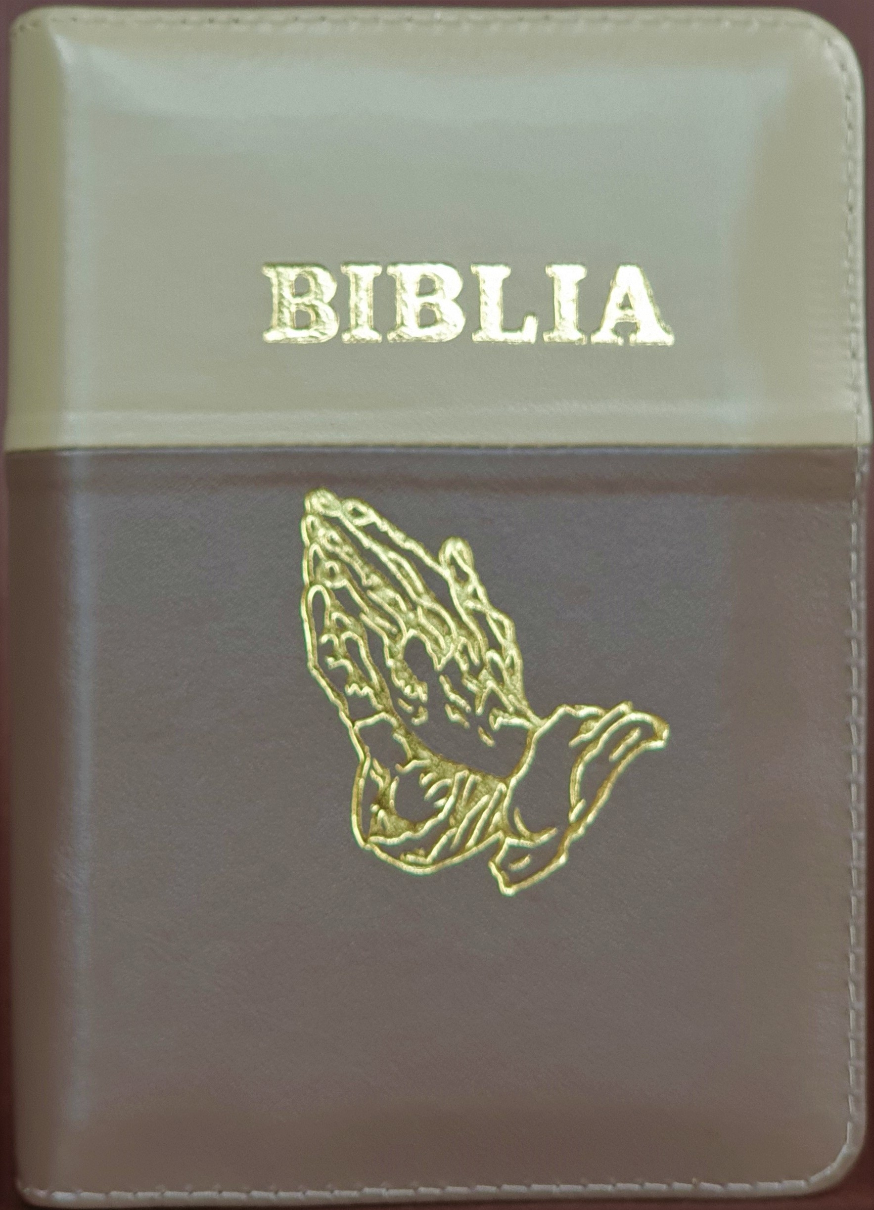 Biblie din piele,marime mica, culoare cappuccino cu maro, fermoar, margini albe, simbolul maini in rugaciune, cuv. lui Isus in rosu [043 PF]