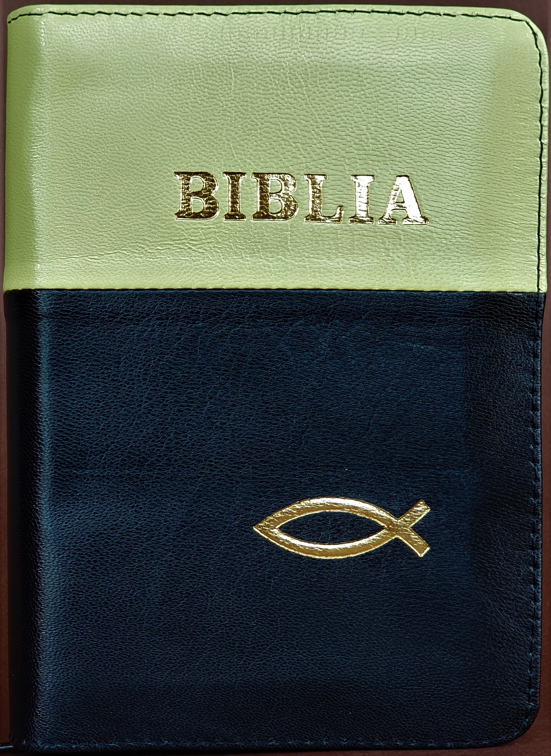 Biblie din piele,  marime mica, culoare verde cu negru, fermoar, margini albe,simbol peste, cuv. lui Isus in rosu [043 PF]