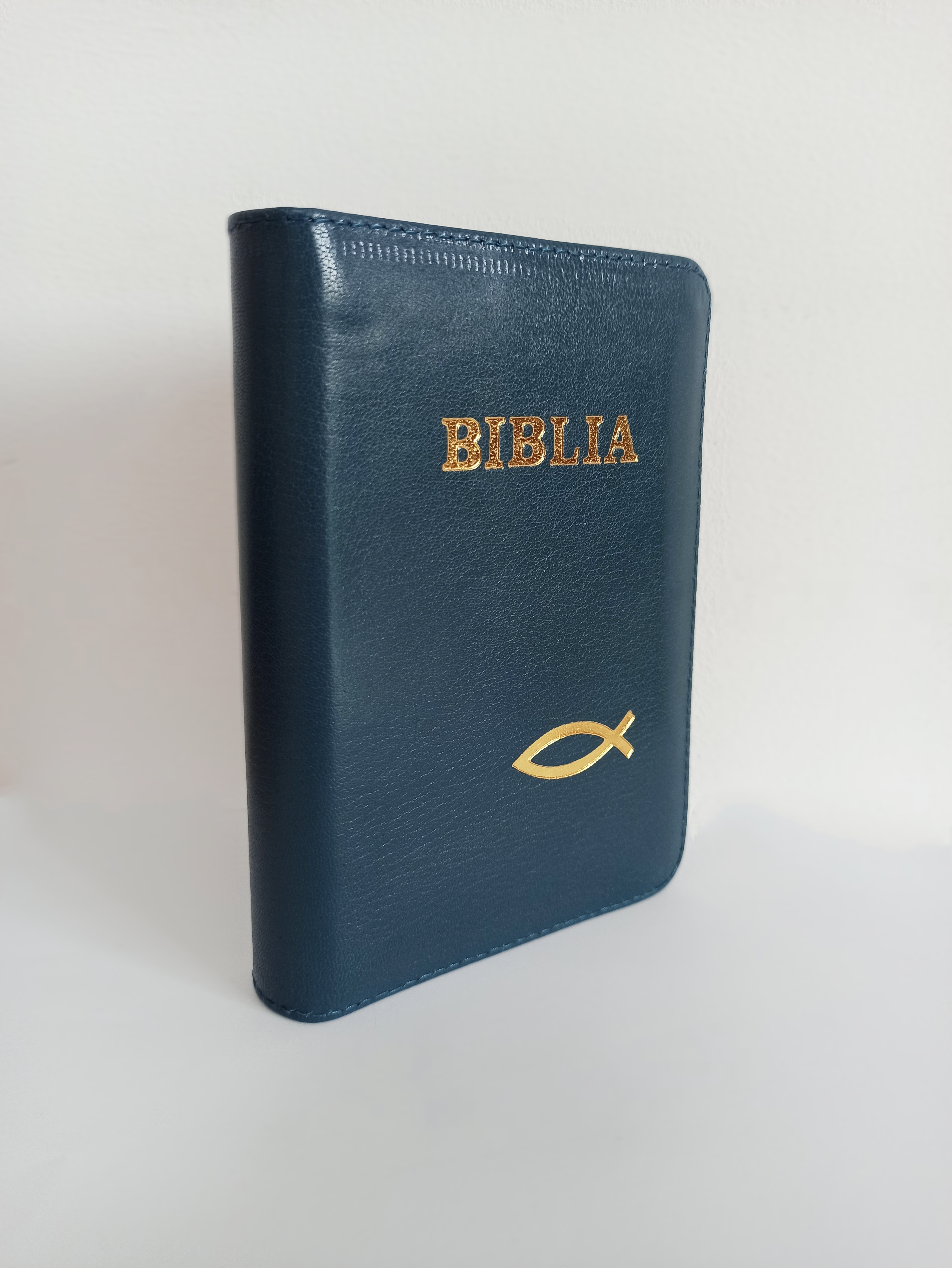 Biblia format mic, din piele, culoare albastru marin, index, fermoar, margini argintii, simbol peste, cuv. lui Isus in rosu [047 PFI]