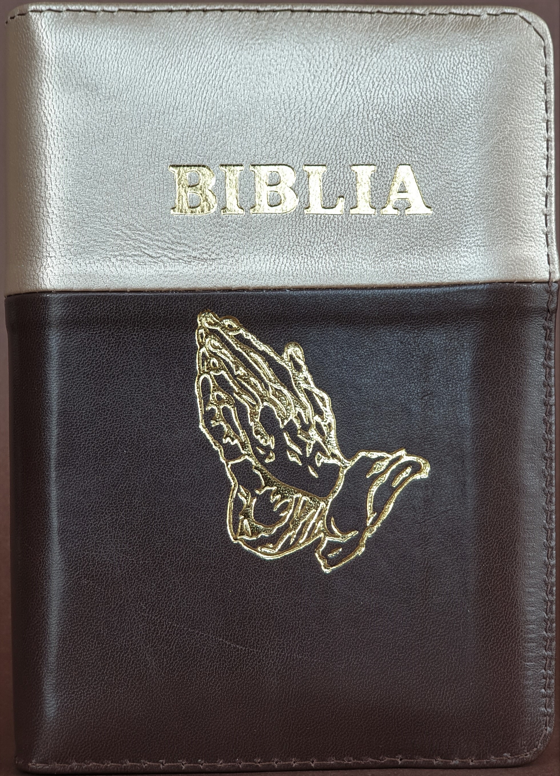 Biblia format mic, din piele, culoare crem cu maro inchis, index, fermoar, margini argintii, simbol maini in rugaciune, cuv. lui Isus in rosu [047 PFI]