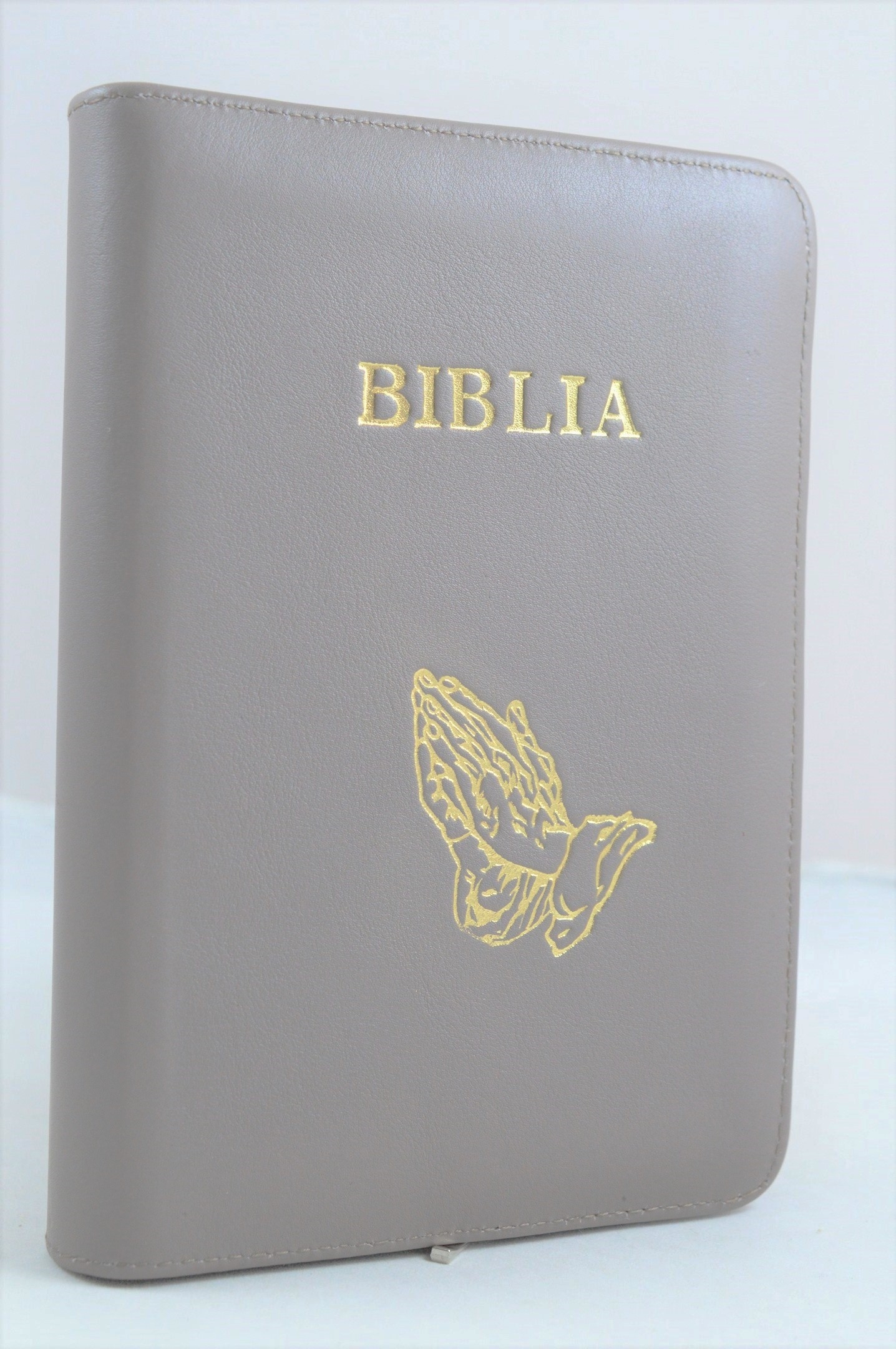 Biblia format mic, din piele, culoare gri, index, fermoar, margini argintii, simbol maini in rugaciune, cuv. lui Isus in rosu [047 PFI]