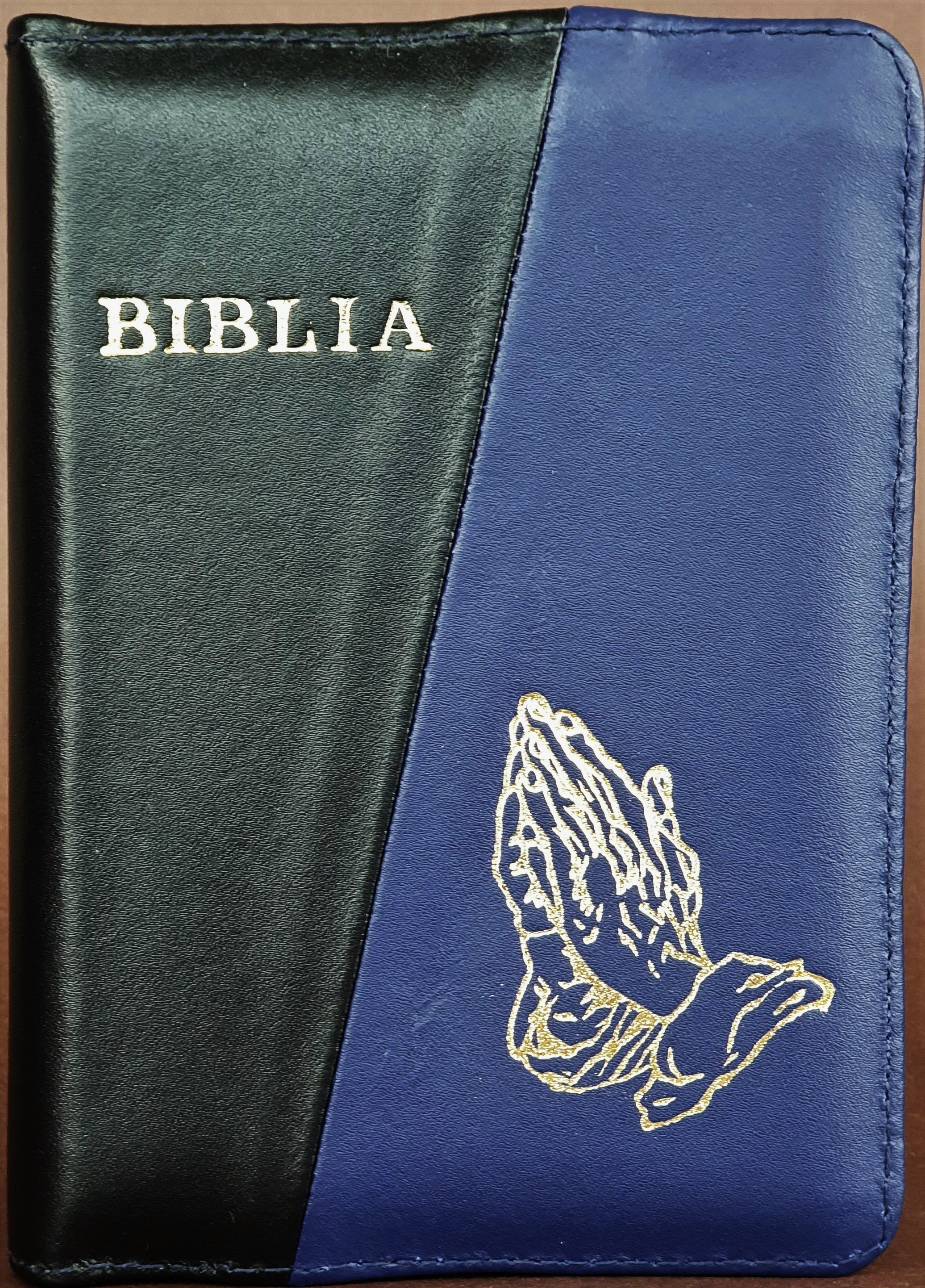 Biblie din piele, marime medie, culoare, negru cu albastru închis,  fermoar, margini albe, simbol maini in rugaciune, cuv. lui Isus cu rosu [053]