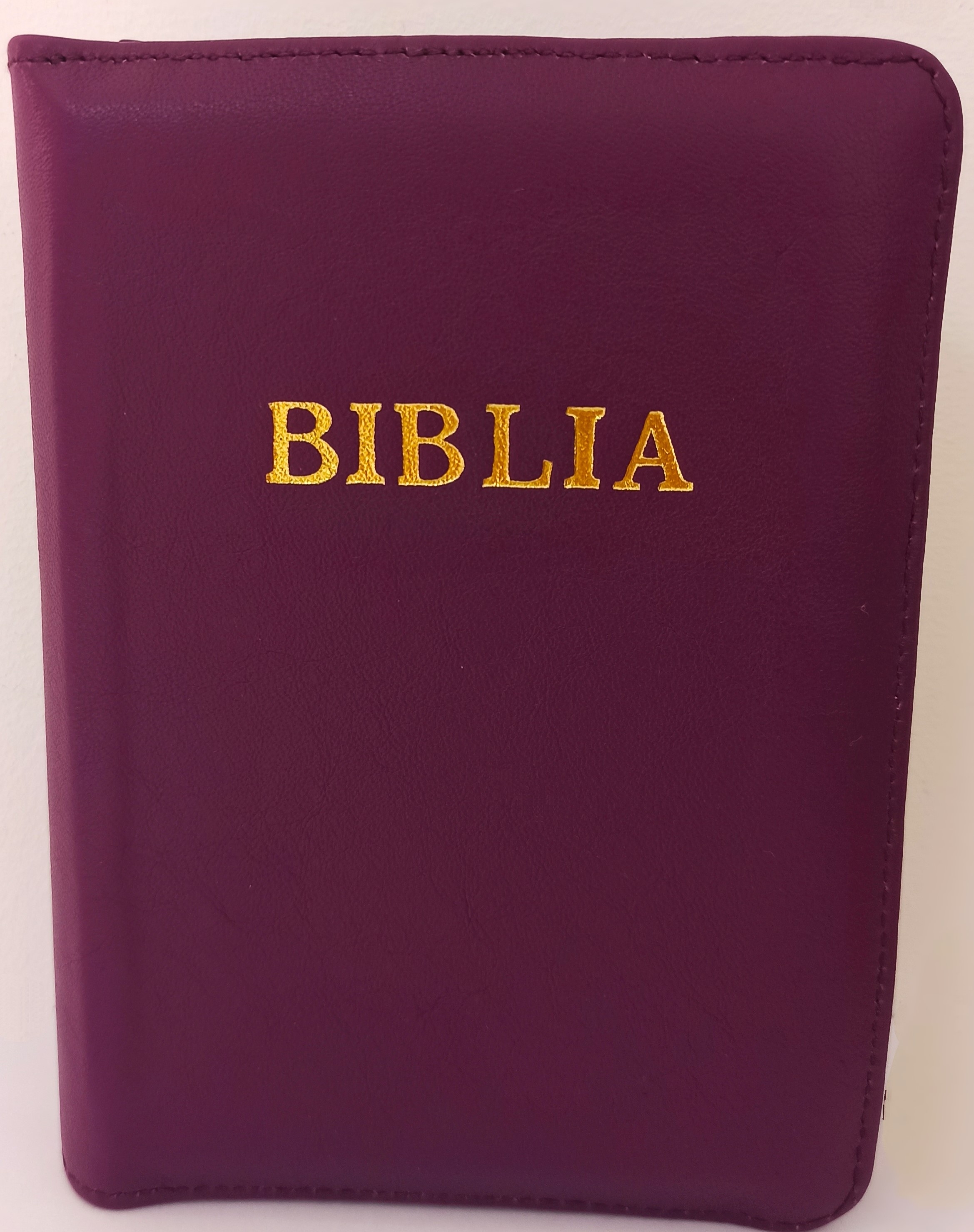 Biblia din piele, marime medie, culoare mov inchis, fermoar, margini aurii, cuv. lui Isus cu rosu [052]