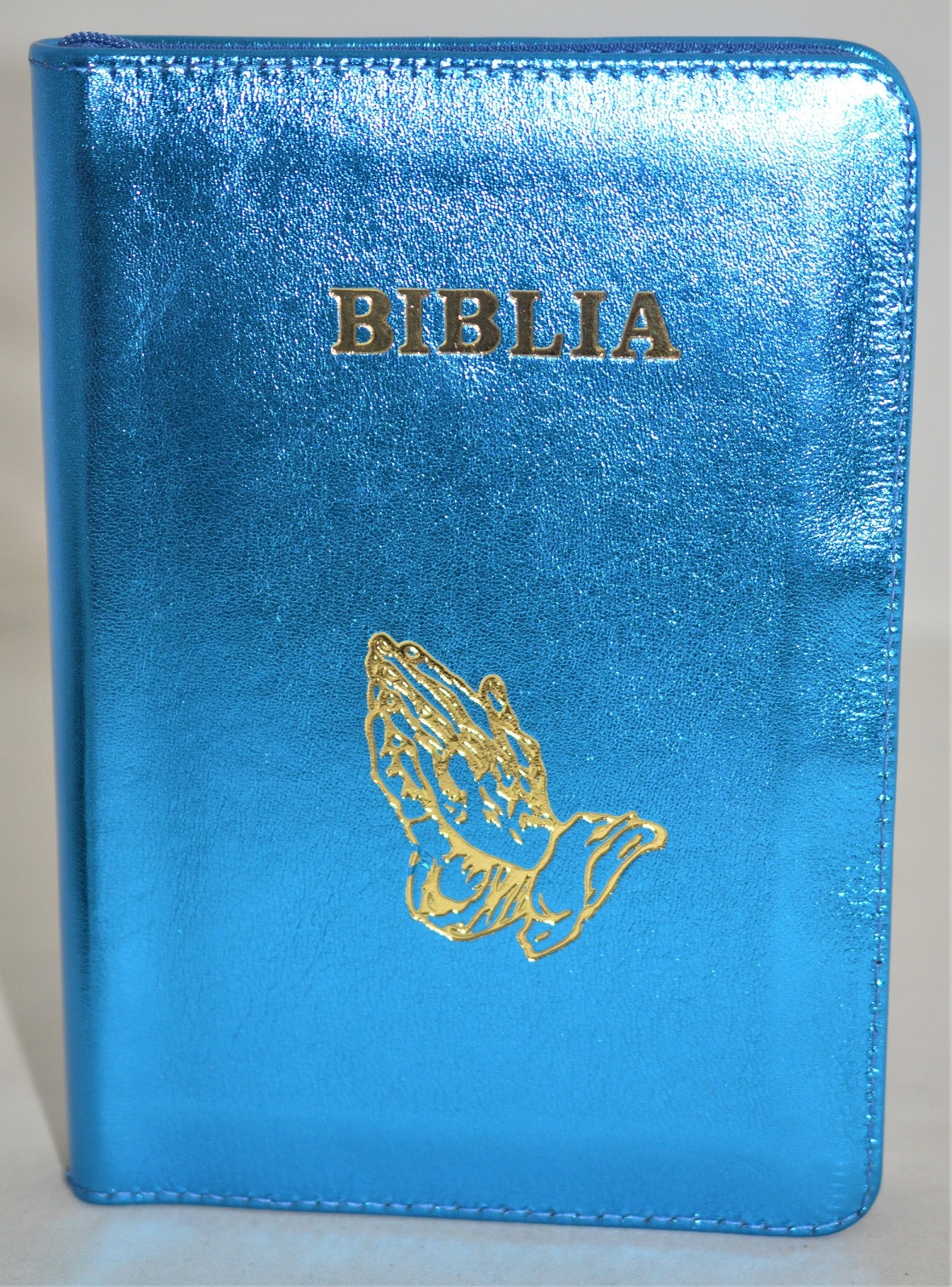 Biblie din piele, marime medie, culoare albastru sidefat, fermoar, maini in rugaciune, margini albe,cuv. lui Isus cu rosu [053]