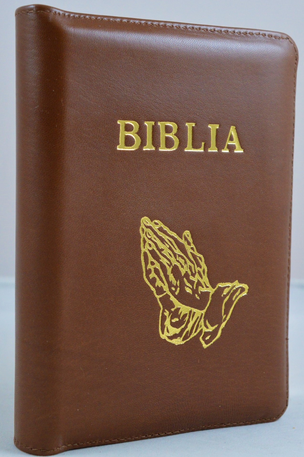 Biblie din piele, marime medie, culoare maro, fermoar, maini in rugaciune, margini albe,cuv. lui Isus cu rosu [053]