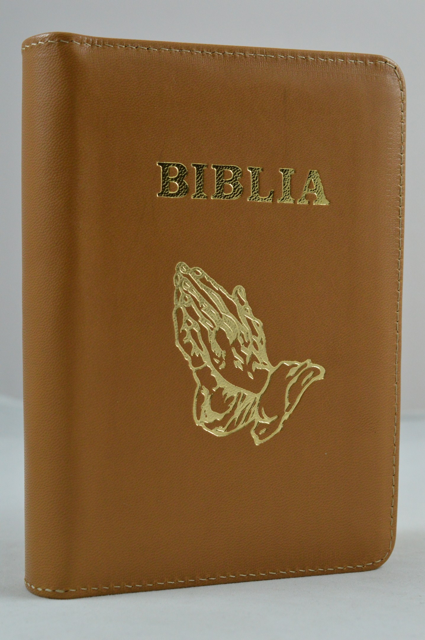 Biblie din piele, marime medie, culoare maro deschis, fermoar, maini in rugaciune, margini albe, cuv. lui Isus cu rosu [053]