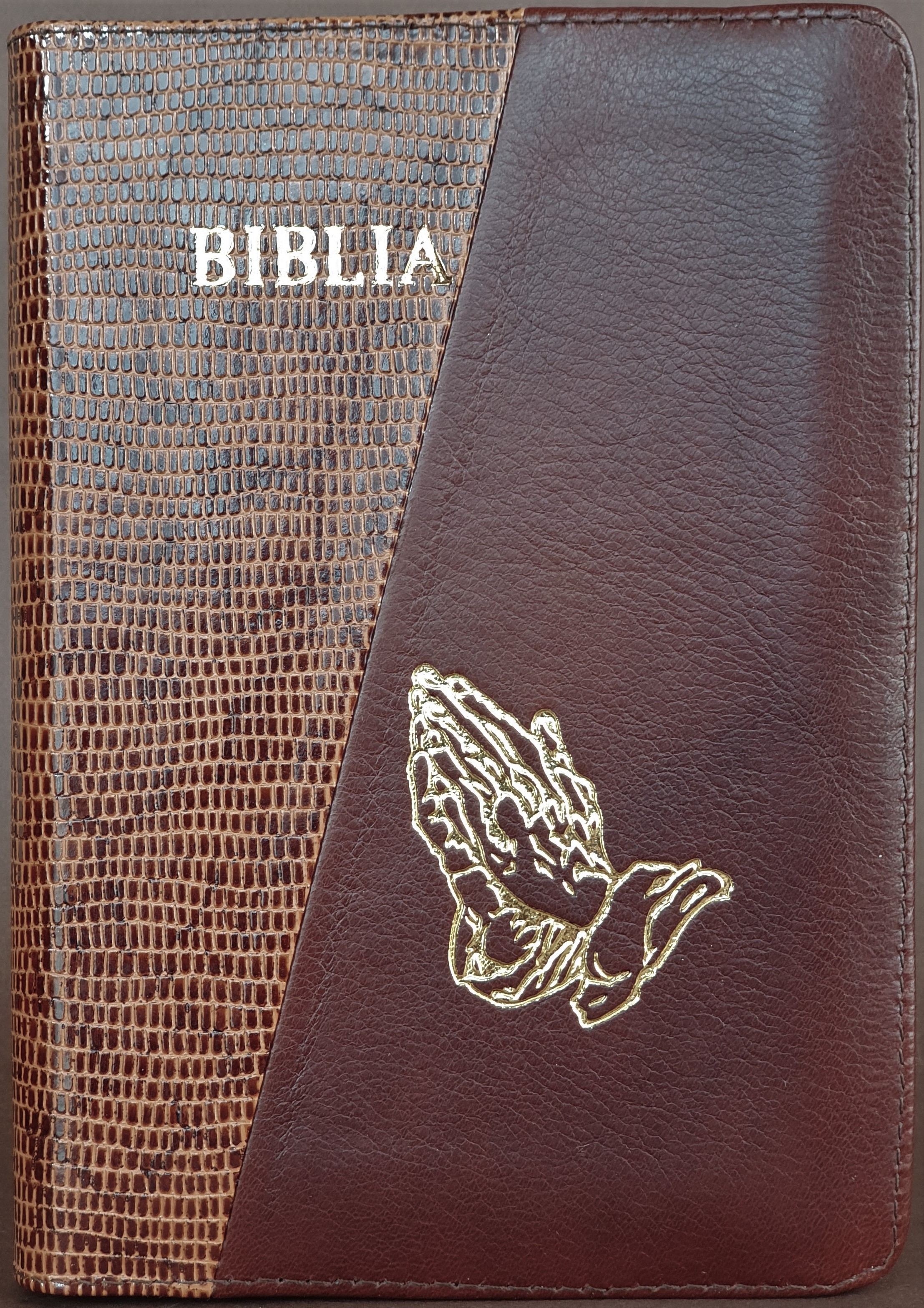 Biblia din piele, marime medie, culoare maro texturat cu maro inchis, fermoar,margini albe,simbol maini in rugaciune, cuv. lui Isus cu rosu [053]