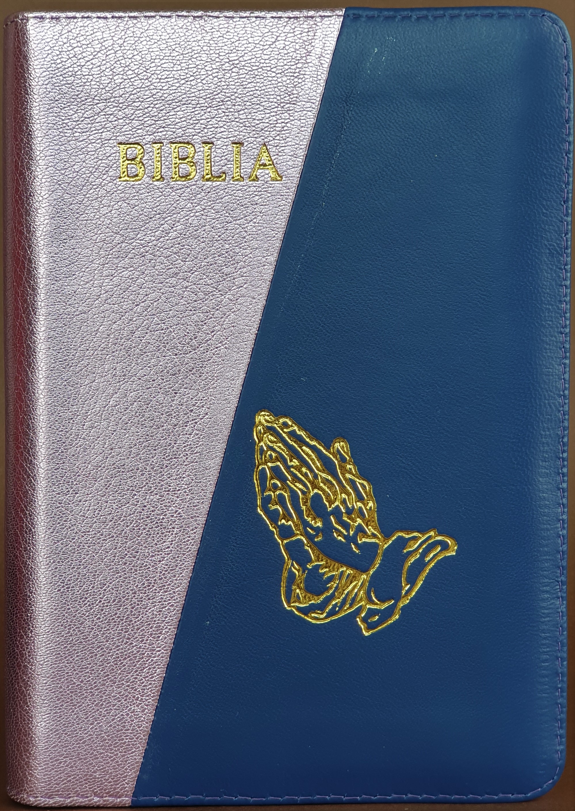 Biblia din piele, marime medie, culoare mov sidefat cu albastru inchis, fermoar,margini albe,simbol maini in rugaciune, cuv. lui Isus cu rosu [053]