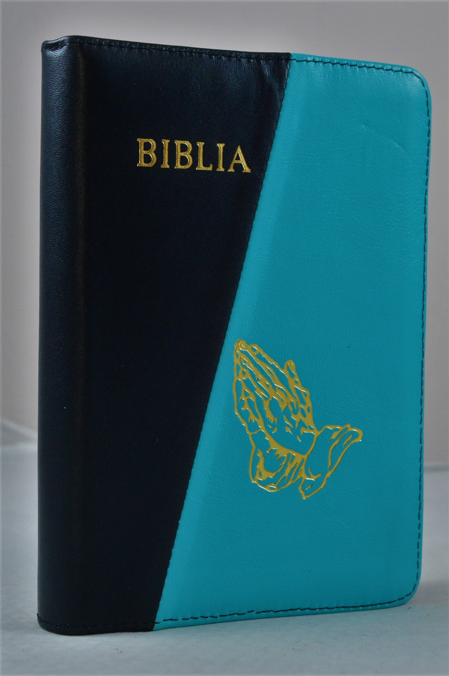 Biblie din piele, marime medie, culoare negru cu albastru deschis, fermoar, maini in rugaciune, margini albe,cuv. lui Isus cu rosu [053]