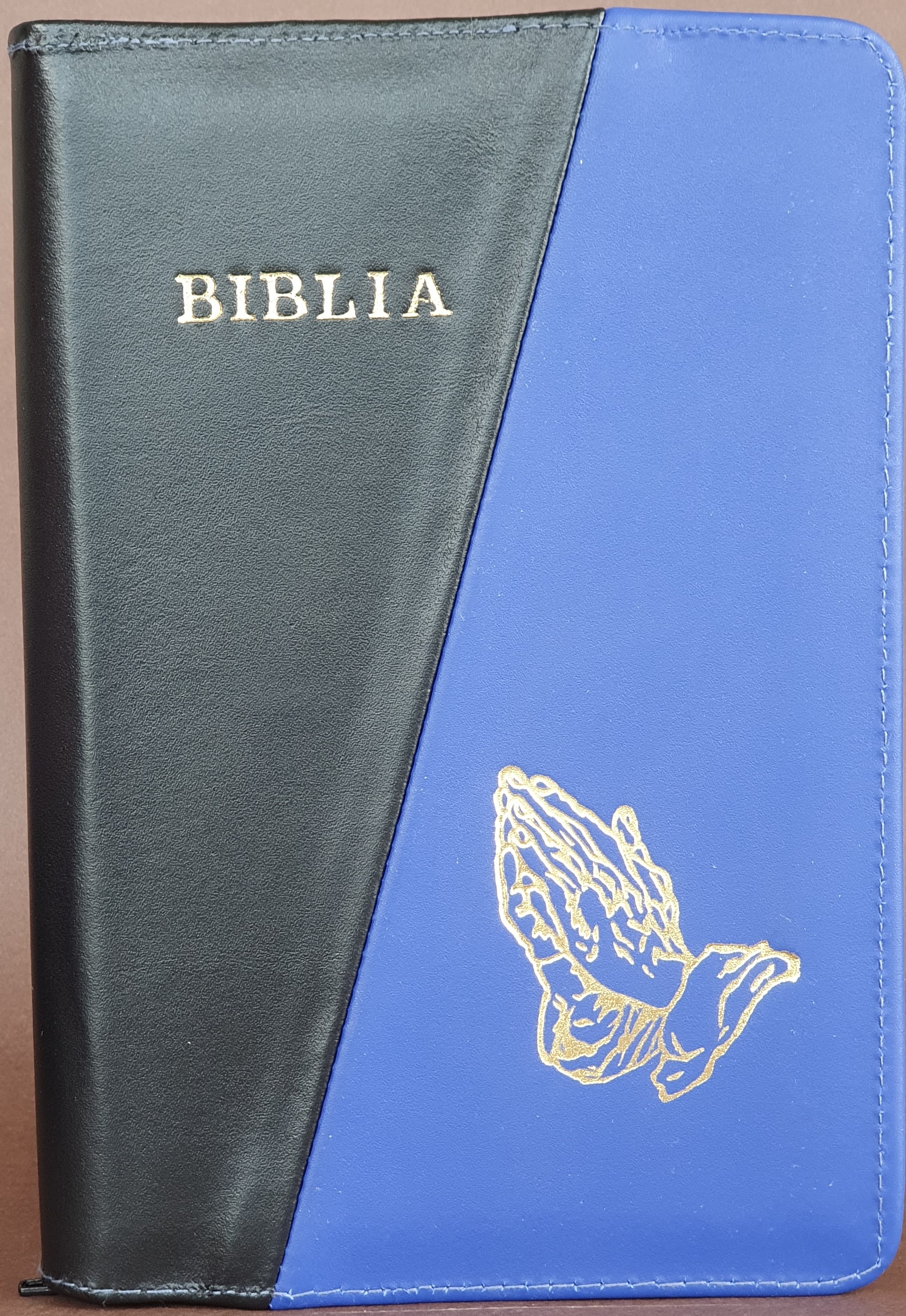 Biblie din piele, marime medie, culoare negru cu albastru, fermoar, maini in rugaciune, cuv. lui Isus cu rosu [053]