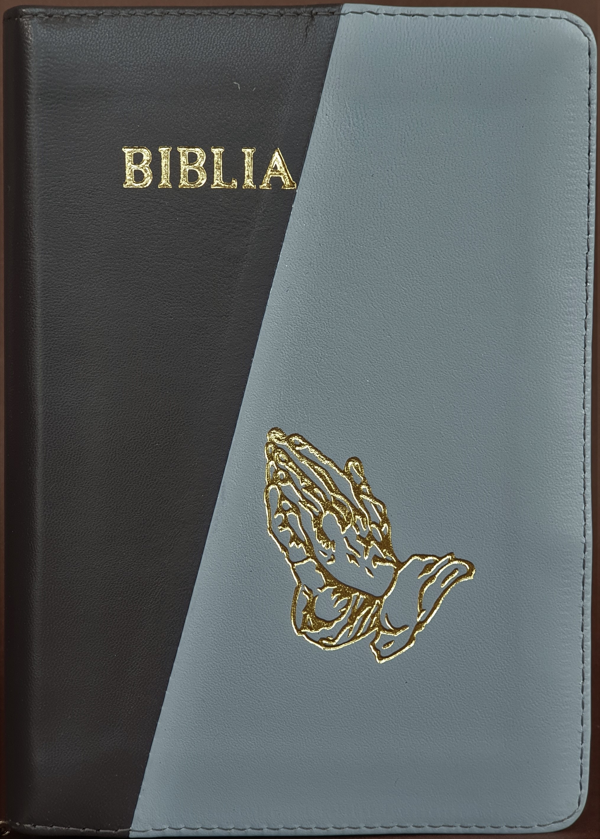 Biblia din piele, marime medie, culoare negru cu gri, fermoar,margini albe,simbol maini in rugaciune, cuv. lui Isus cu rosu [053]