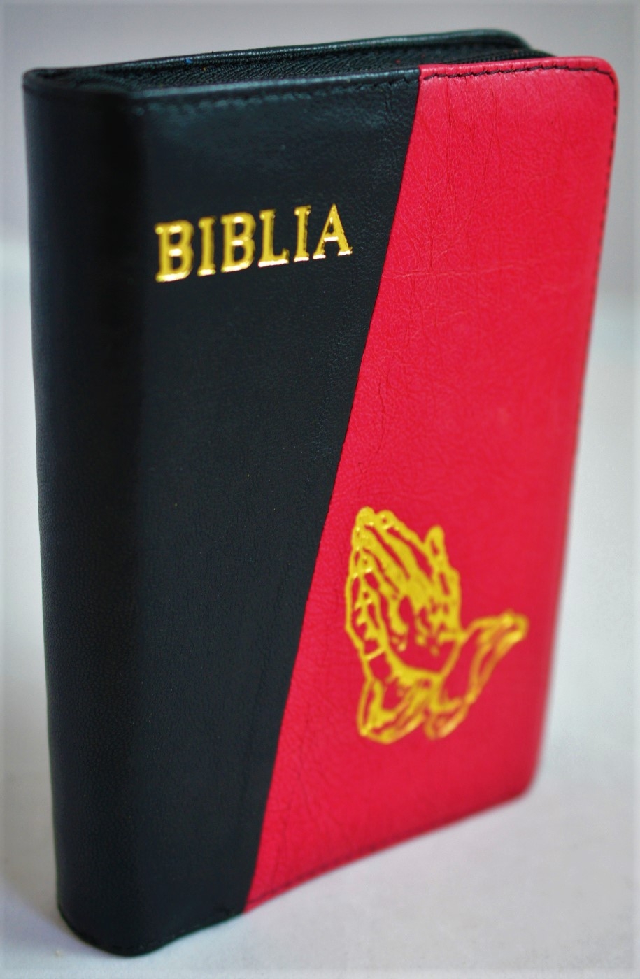Biblie din piele, marime medie, culoare negru cu roz, fermoar, maini in rugaciune, margini albe,cuv. lui Isus cu rosu [053]