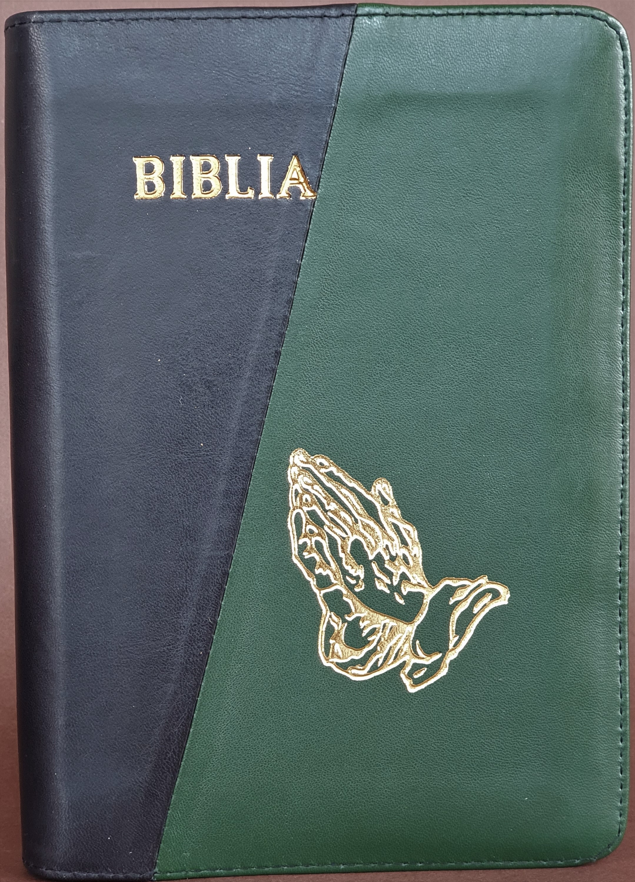 Biblia din piele, marime medie, culoare negru cu verde inchis, fermoar,margini albe,simbol maini in rugaciune, cuv. lui Isus cu rosu [053]