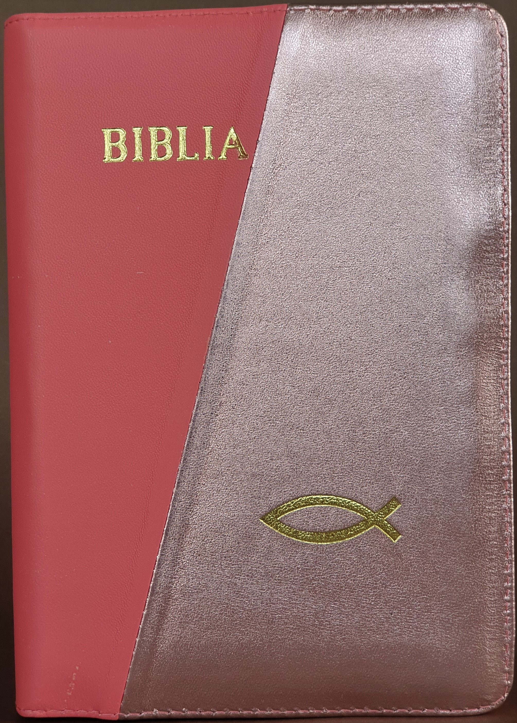Biblia din piele, marime medie, culoare roz cu roz sidefat, fermoar,margini albe,simbol peste, cuv. lui Isus cu rosu [053]