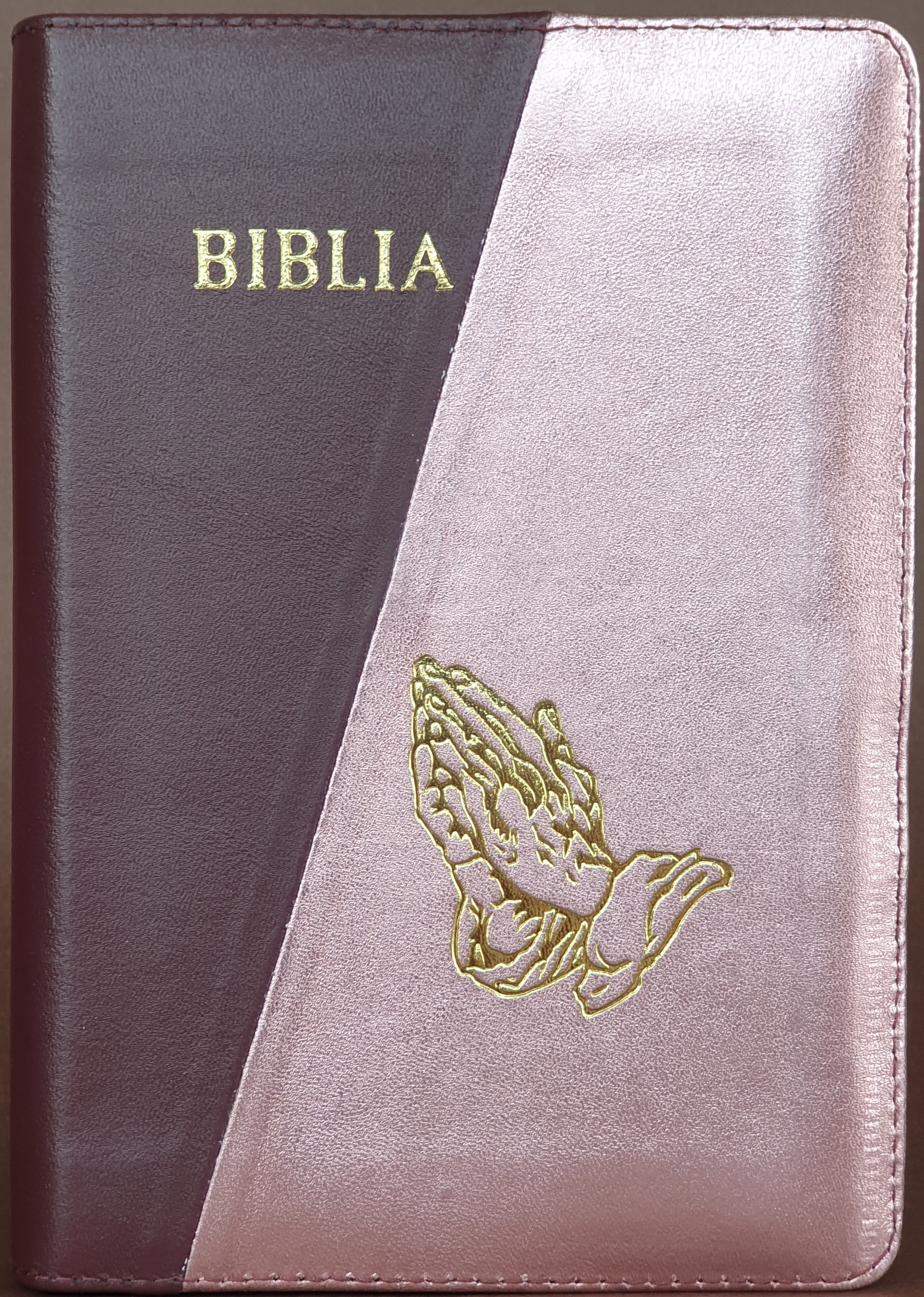 Biblia din piele, marime medie, culoare visiniu inchis cu roz sidefat, fermoar,margini albe,simbol maini in rugaciune, cuv. lui Isus cu rosu [053]