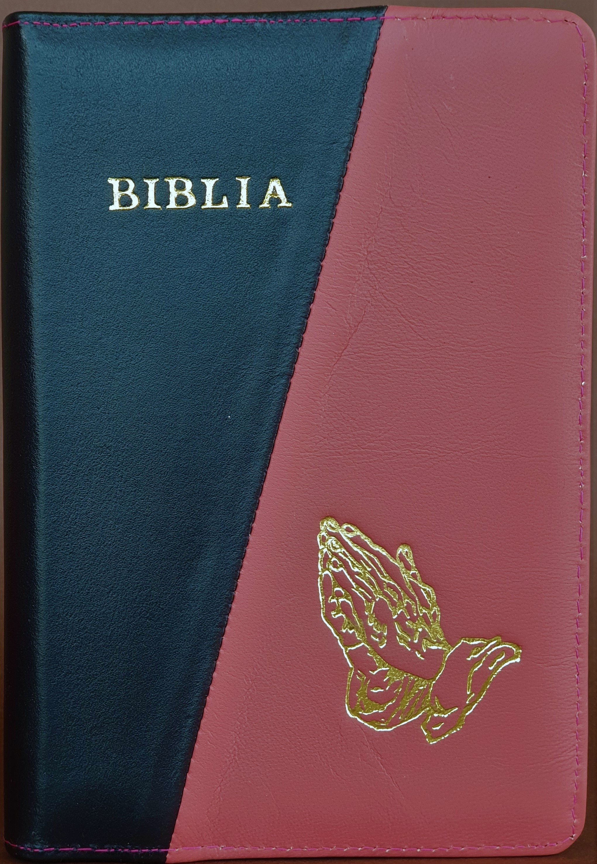 Biblie din piele, marime medie, culoare, negru cu roz, fermoar, margini albe, simbol maini in rugaciune, cuv. lui Isus cu rosu [053]