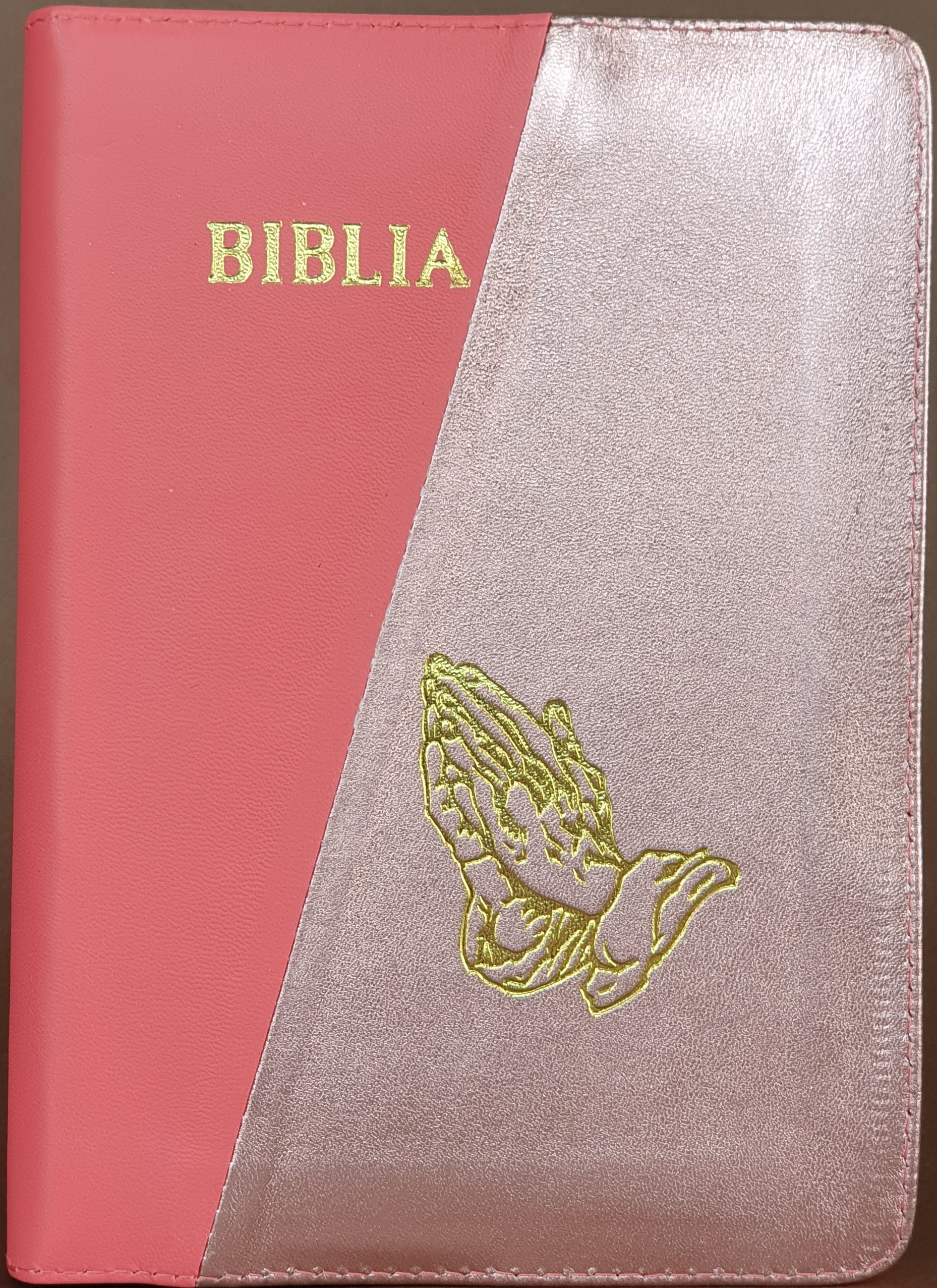 Biblie din piele, marime medie, culoare roz cu roz sidefat, simbol maini in rugaciune, fermoar, index, margini aurii, cuv. lui Isus cu rosu [SB 057 PFI]