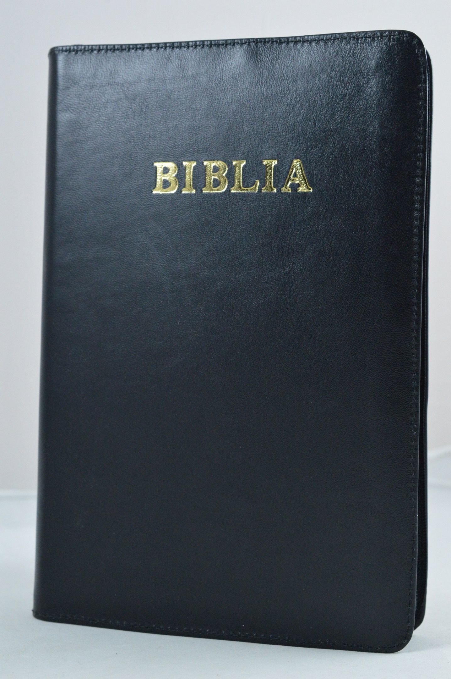 Biblia marime medie, din piele, neagră, fermoar. Cuv Domnului Isus cu roșu [063 PF]