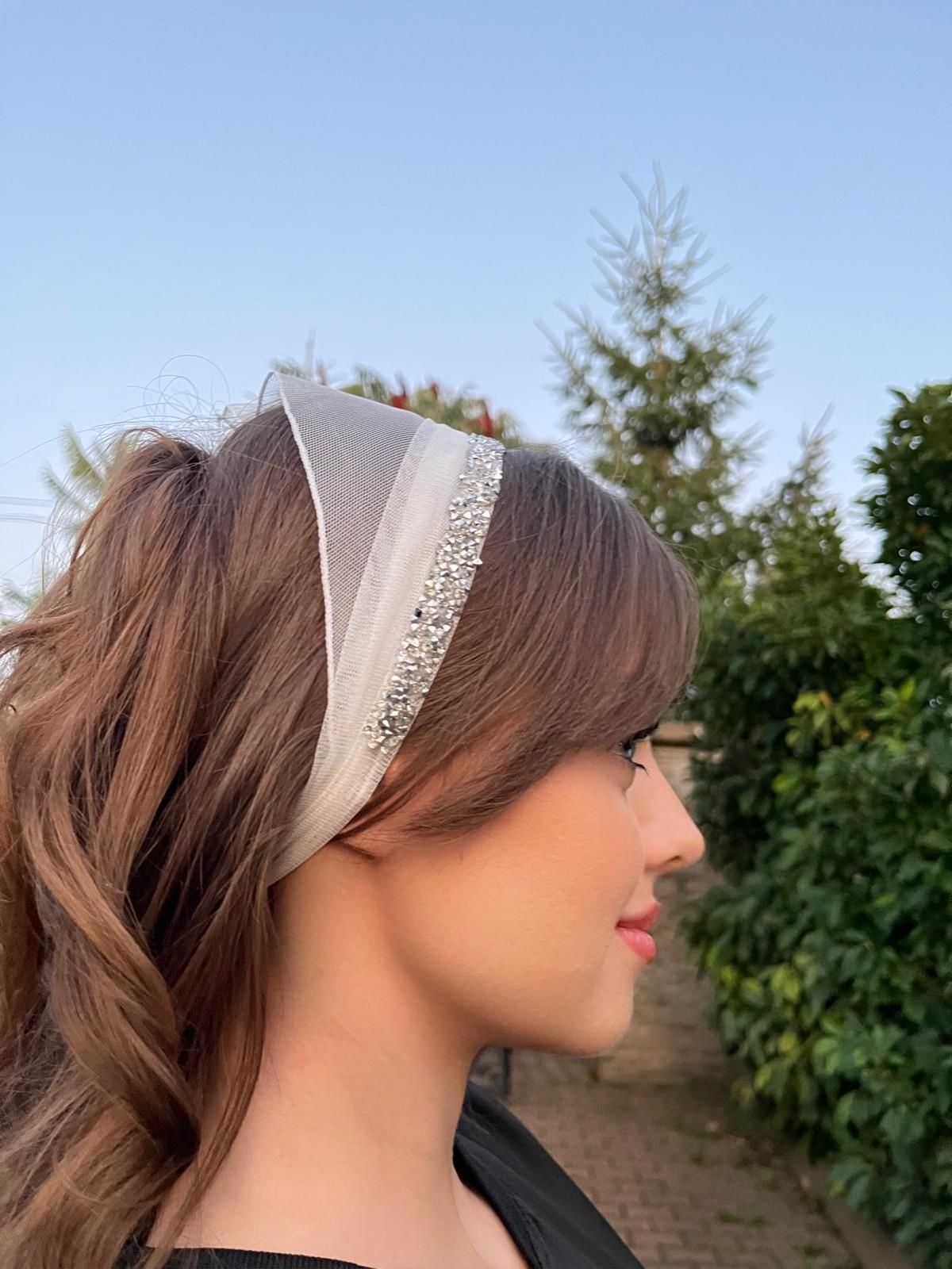 Batic din tul - crem cu pietre argintii Batic din tul - crem cu pietre argintii