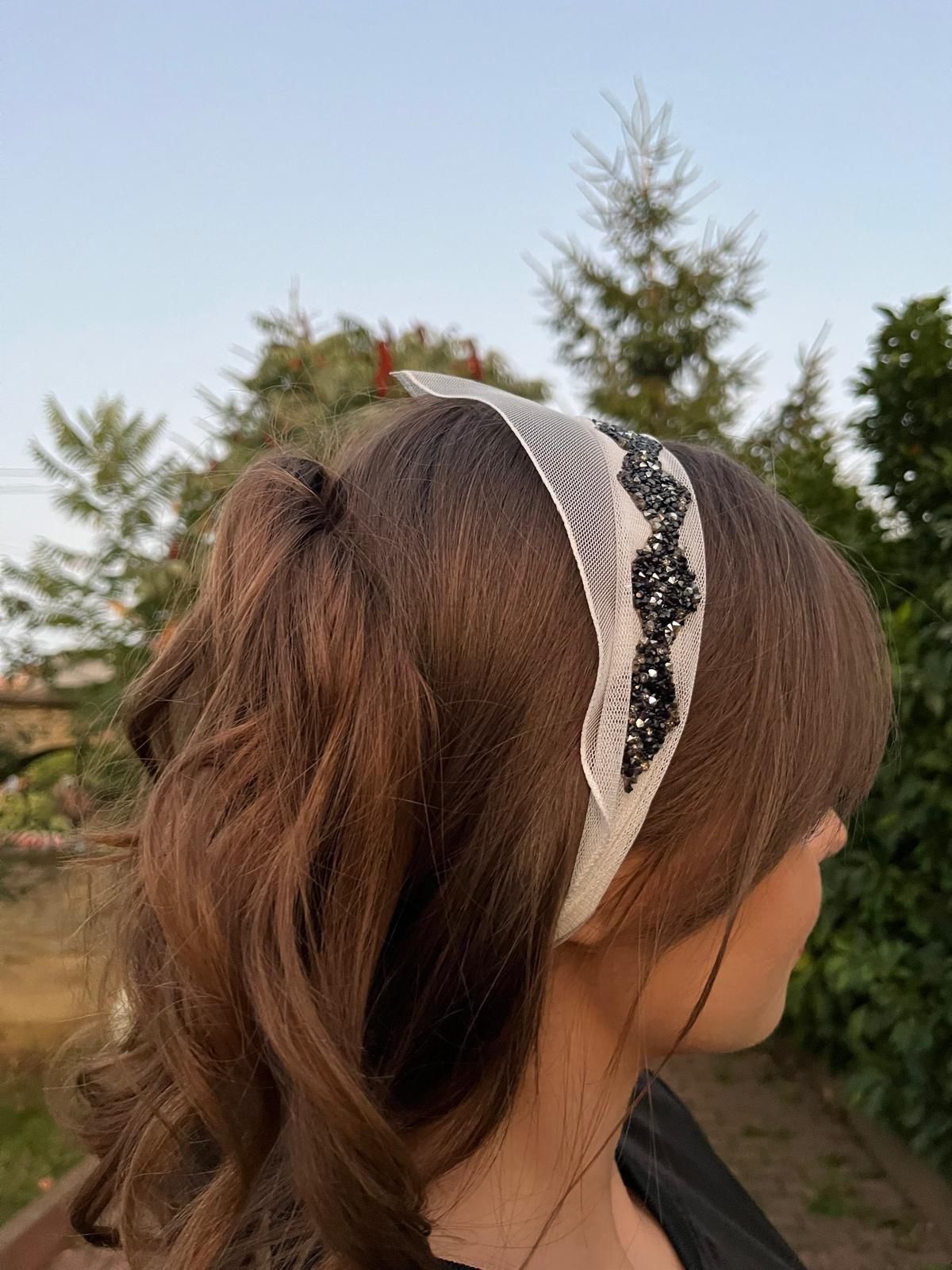 Batic din tul - crem cu pietre gri si negru Batic din tul - crem cu pietre gri si negru