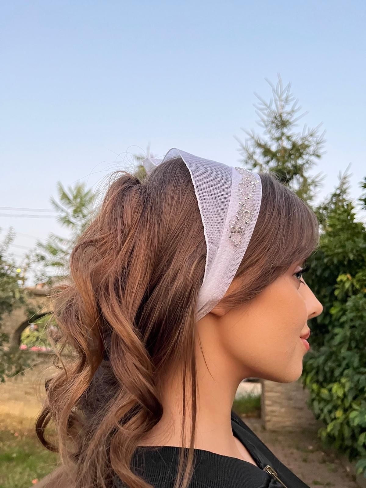 Batic din tul - alb cu pietre argintii Batic din tul - alb cu pietre argintii