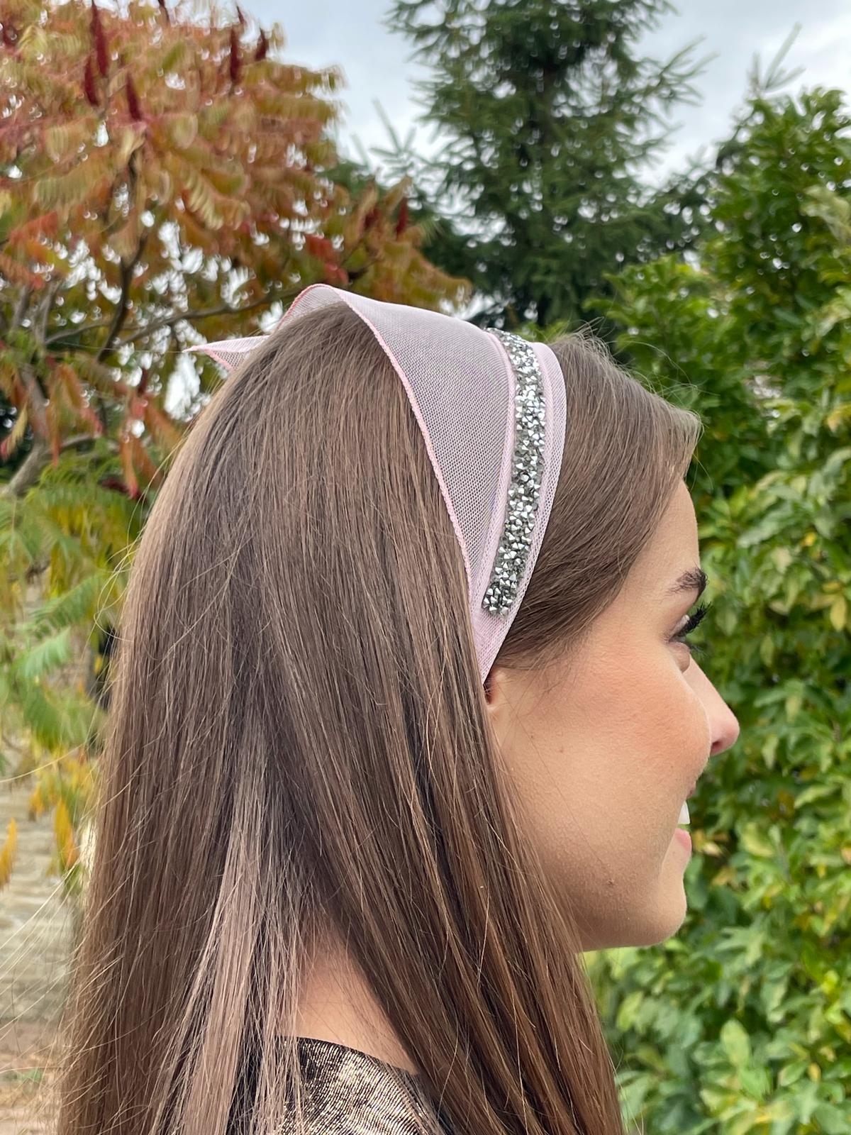 Batic din tul - portocaliu pal cu pietre gri Batic din tul - portocaliu pal cu pietre gri