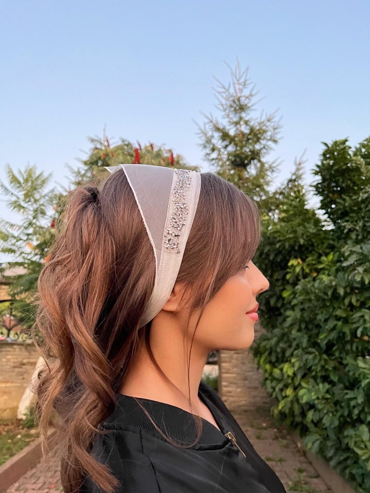 Batic din tul - crem cu pietre argintii Batic din tul - crem cu pietre argintii