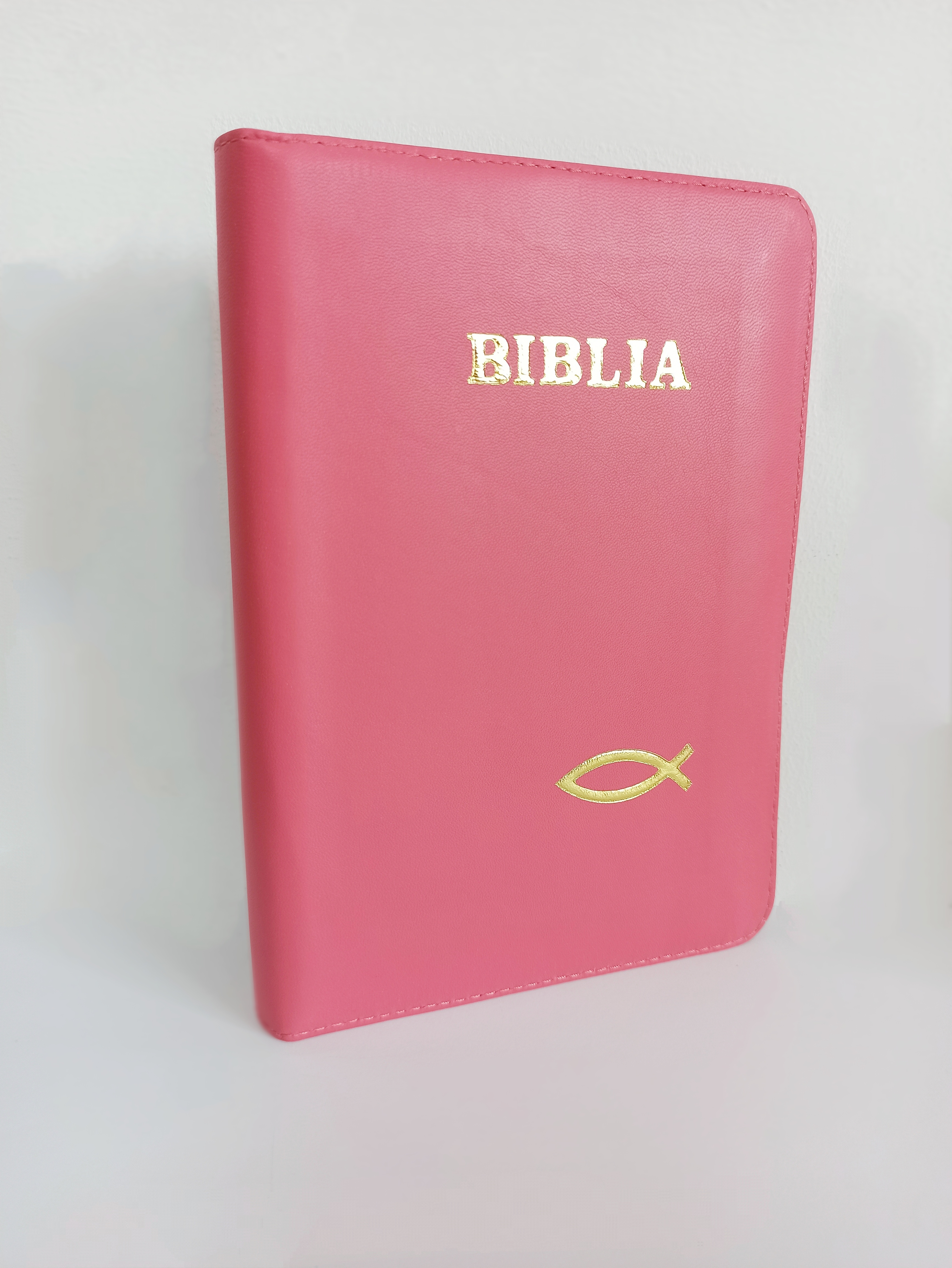 Biblie din piele, marime medie, culoare roz, simbol peste, fermoar, index, margini aurii, cuv. lui Isus cu rosu [SB 057 PFI]