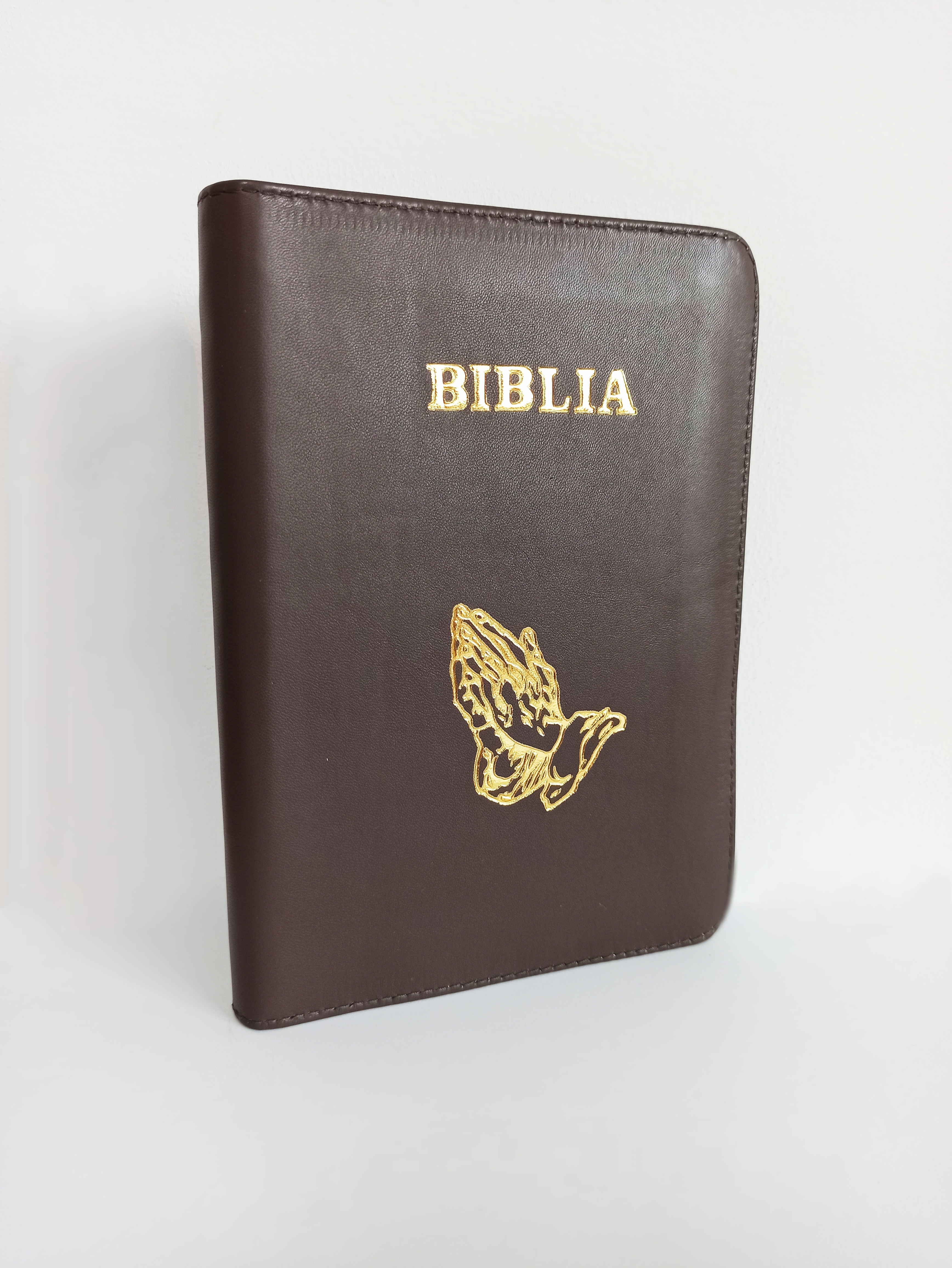 Biblie din piele, marime medie, maro pamantiu, maini in rugaciune, fermoar, index, margini aurii, harti biblice [SI 057 PFI]