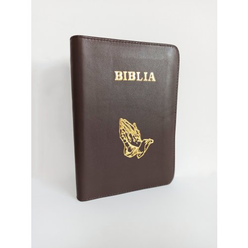 Biblie din piele, marime medie, culoare maro pamantiu, simbol maini in rugaciune, fermoar, index, margini aurii, cuv. lui Isus cu rosu [SB 057 PFI]