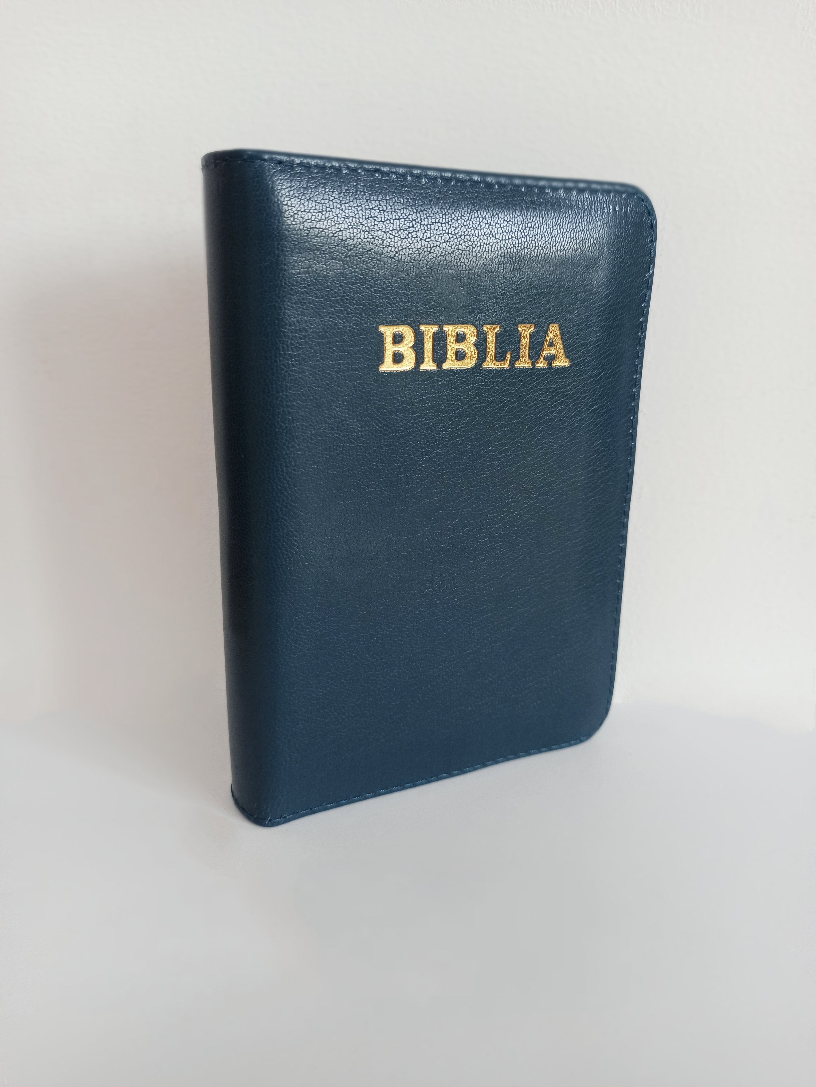 Biblia format mic, din piele, culoare albastru marin, index, fermoar, margini argintii, cuv. lui Isus in rosu [047 PFI]