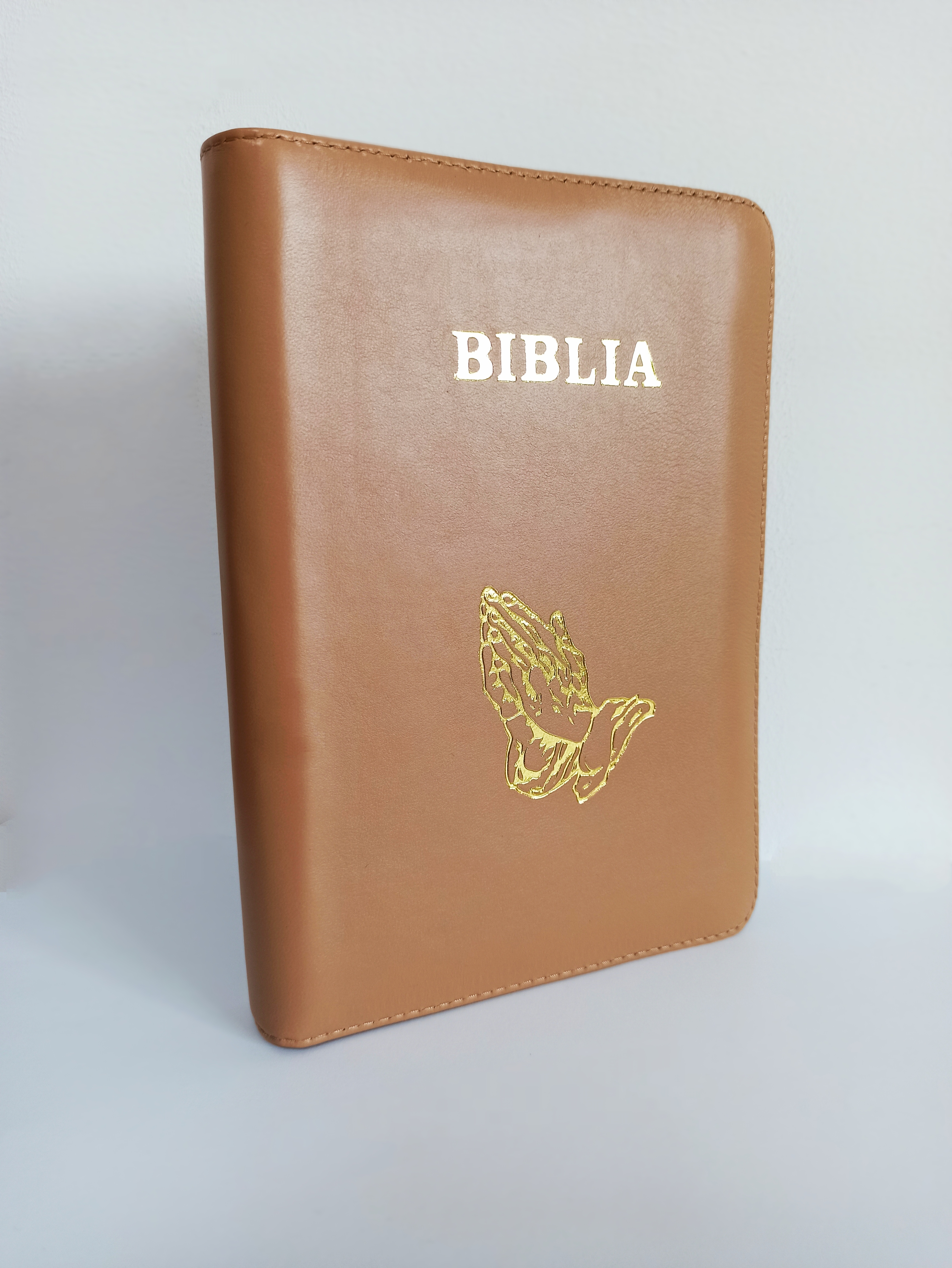 Biblie din piele, marime medie, culoare maro cappuccin, simbol maini in rugaciune, fermoar, index, margini aurii, cuv. lui Isus cu rosu [SB 057 PFI]