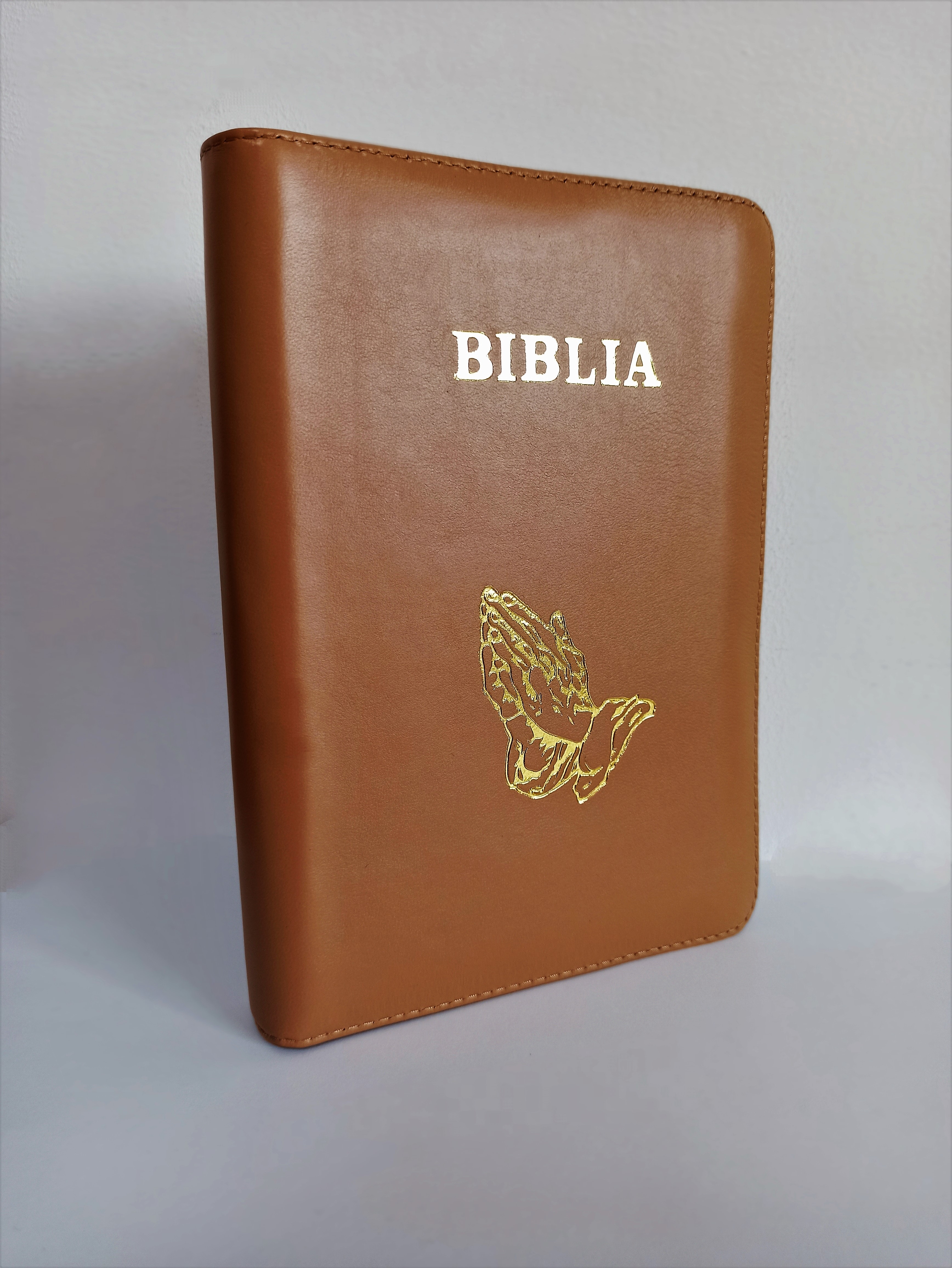 Biblie din piele, marime medie, maro roscat, simbol maini in rugaciune, fermoar, index, margini aurii, cuv. lui Isus cu rosu [SB 057 PFI]