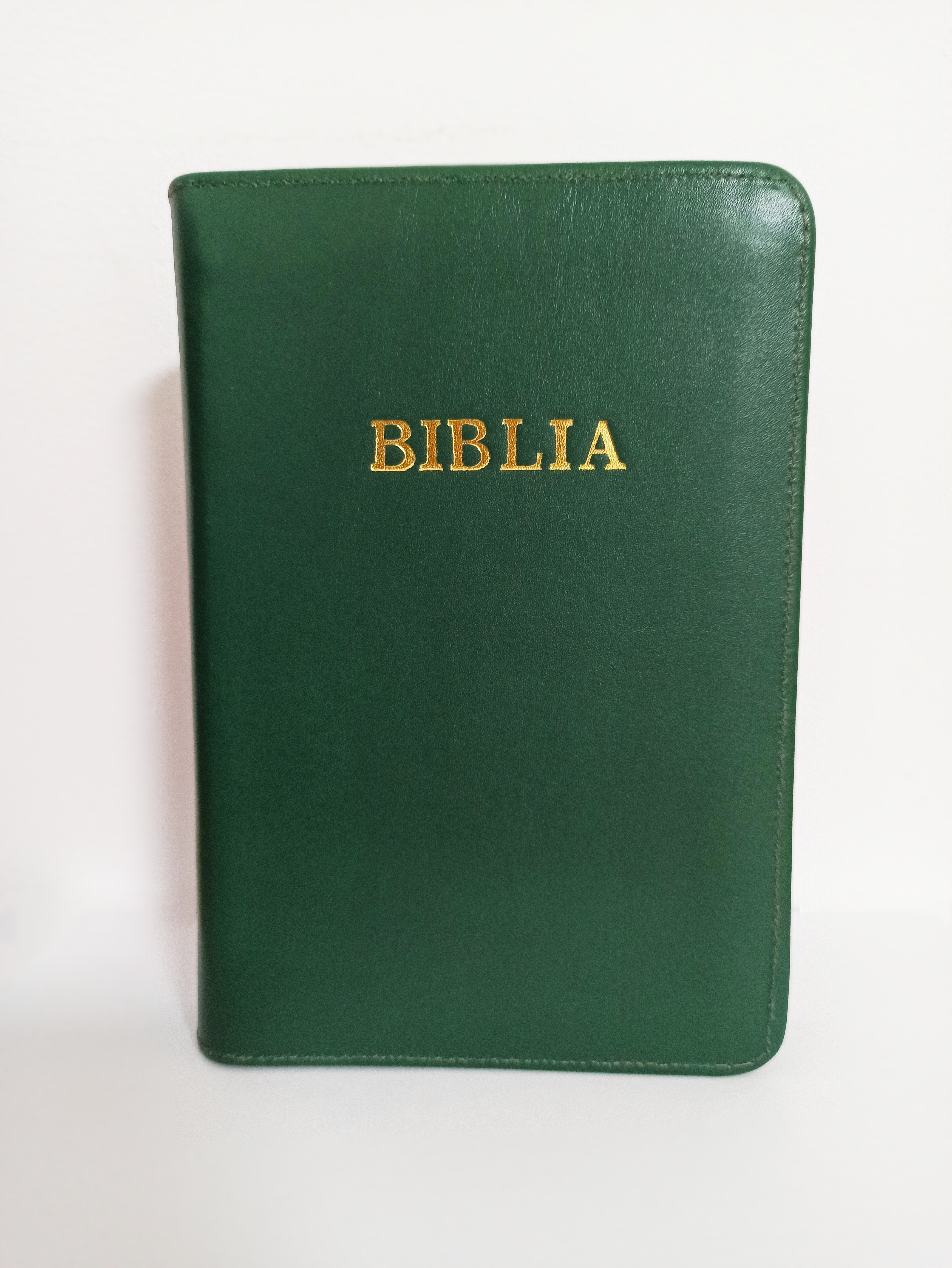 Biblia din piele, marime medie, culoare verde iarba, fermoar,margini albe, cuv. lui Isus cu rosu [053]