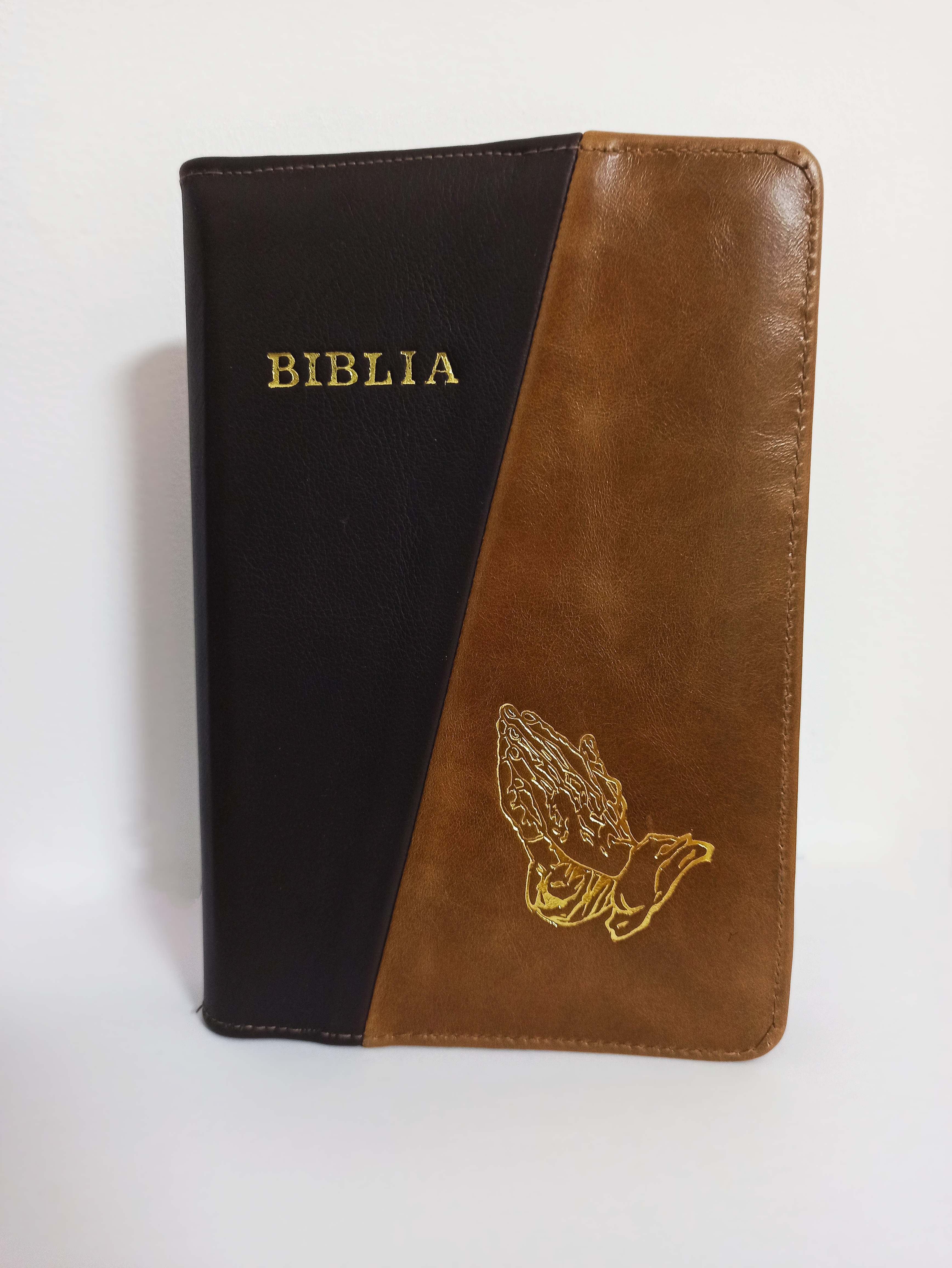 Biblie din piele, marime medie, culoare negru cu maro deschis, fermoar, maini in rugaciune, margini albe,cuv. lui Isus cu rosu [053]