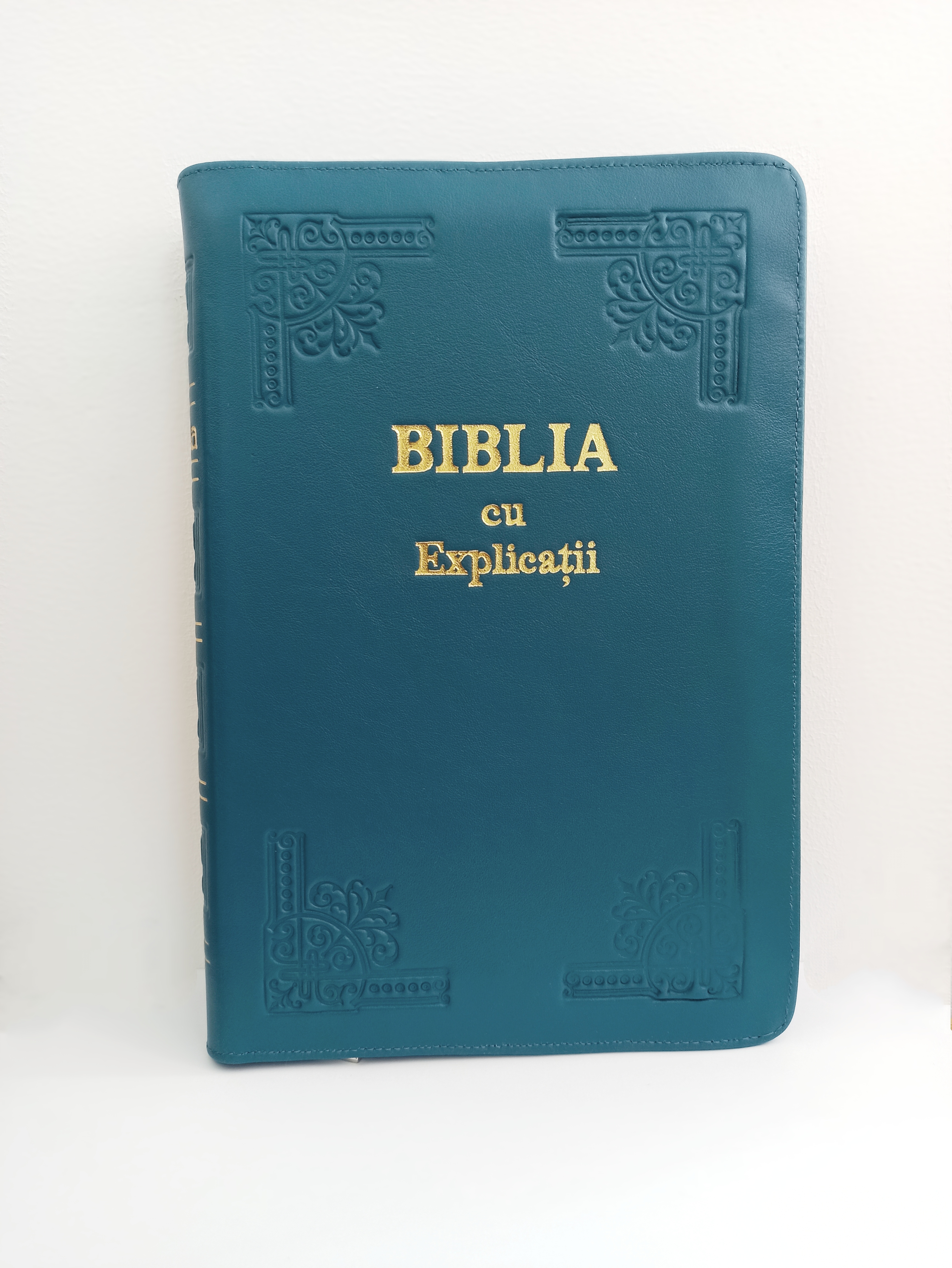 Biblia handmade, cu concordanta si explicatii, marime mare, piele, culoare albastru mineral, fermoar, index, margini aurii, cuv. lui Isus cu rosu [CO 77 HMI]