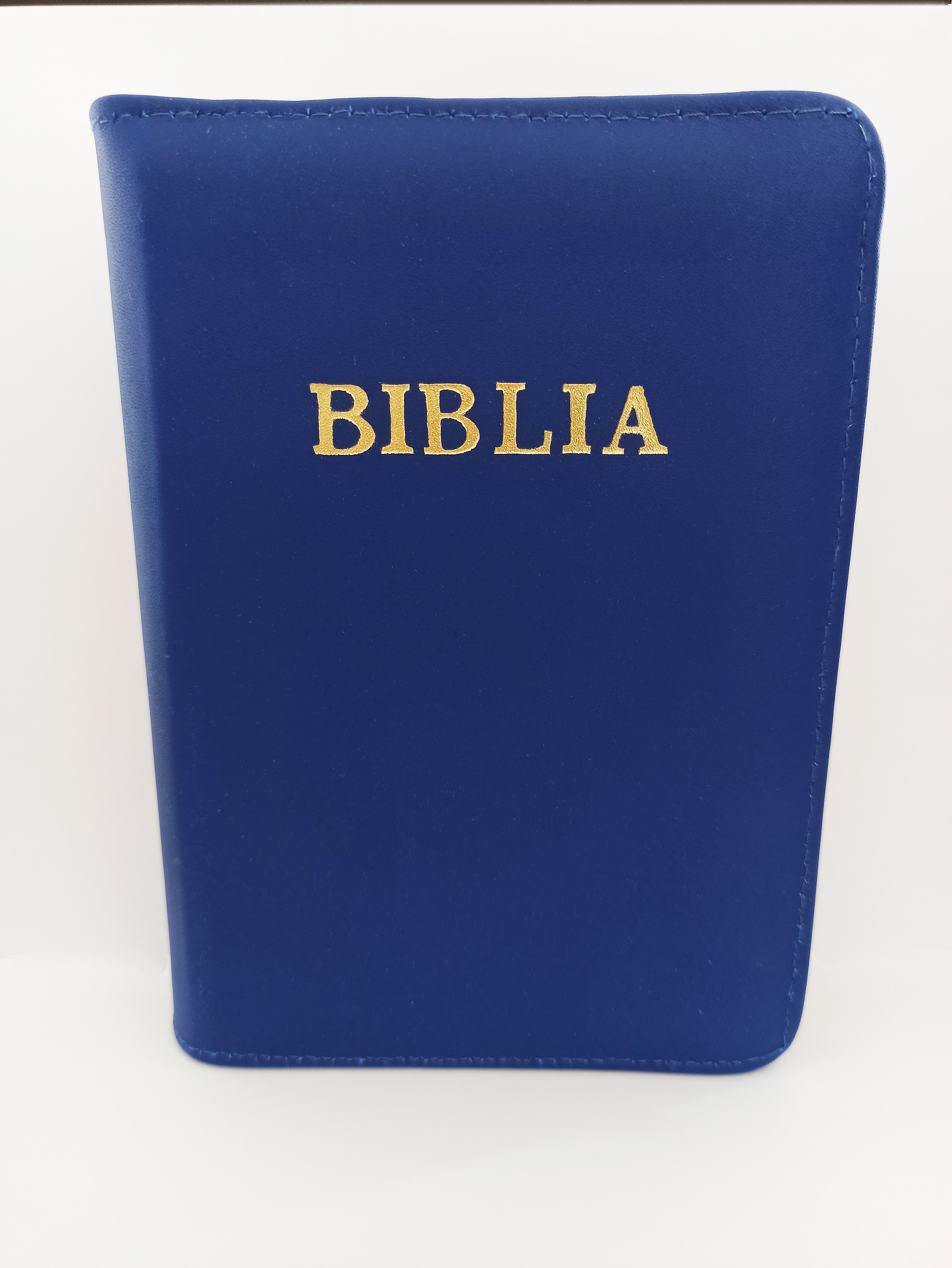 Biblie din piele, marime medie, culoare albastru indigo, fermoar, index, margini aurii, cuv. lui Isus cu rosu [SB 057 PFI]