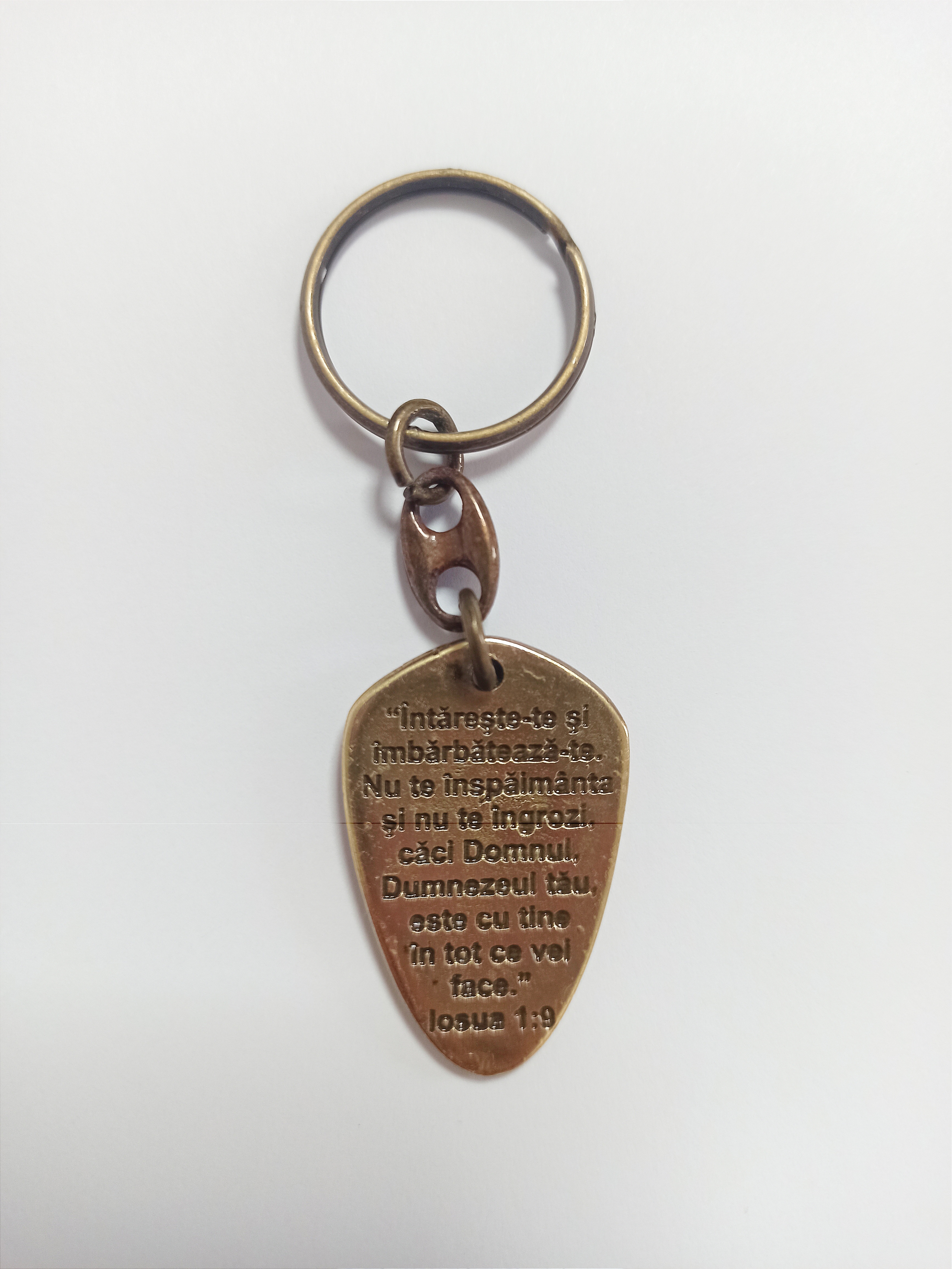 Brelocuri crestine fata/verso - ” Intareste-te si imbarbateaza-te ” - Iosua 1:9 Brelocuri crestine fata/verso - ” Intareste-te si imbarbateaza-te ” - Iosua 1:9