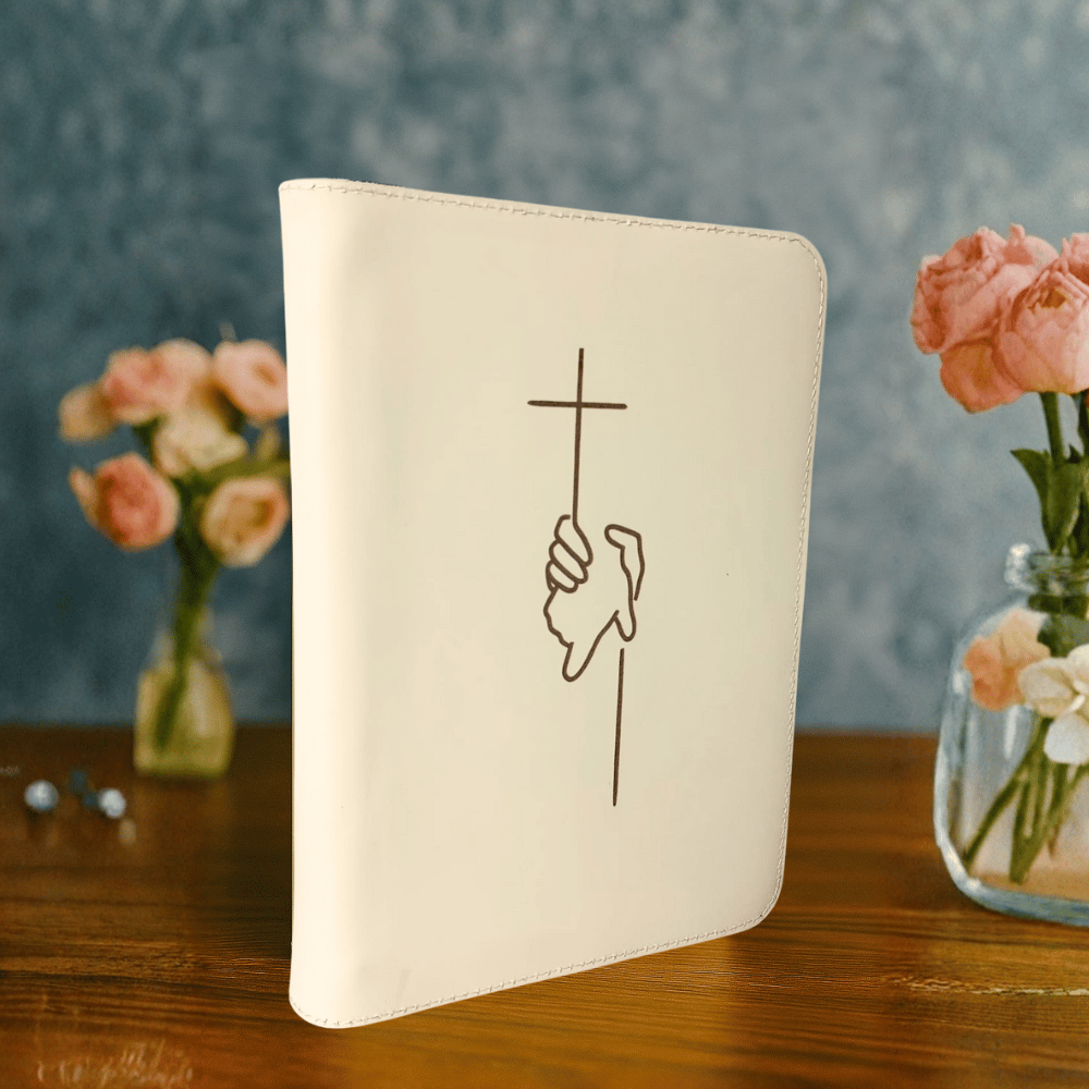 Biblie din piele, marime medie, crem, simbol gravat cruce, fermoar, index, margini aurii, cuv. lui Isus cu rosu [057 PFI]