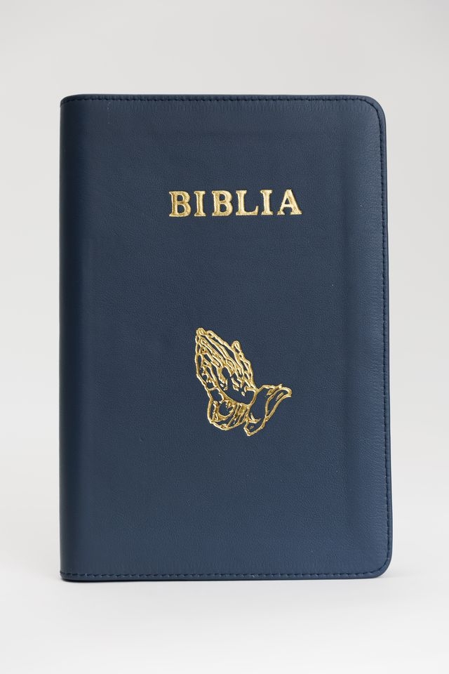 Biblie mare, piele, culoare albastru celadon închis, fermoar, index, margini aurii, mâini în ruga cuv. Isus cu rosu [SI 073 PFI]