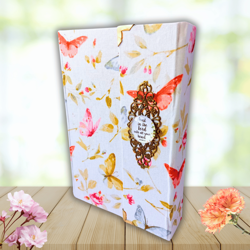 Biblia handmade, model 22, marime medie, inchidere cu clapeta, coperta tare textila, aurita, index [SI 057 HM]