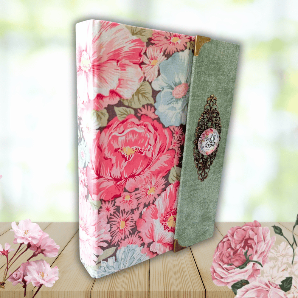 Biblia handmade, model 23, marime medie, inchidere cu clapeta, coperta tare textila, aurita, index [SI 057 HM]