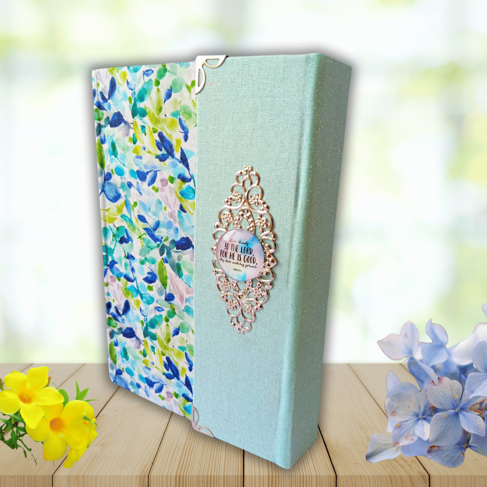 Biblia handmade, model 24, marime medie, inchidere cu clapeta, coperta tare textila, aurita, index [SI 057 HM]