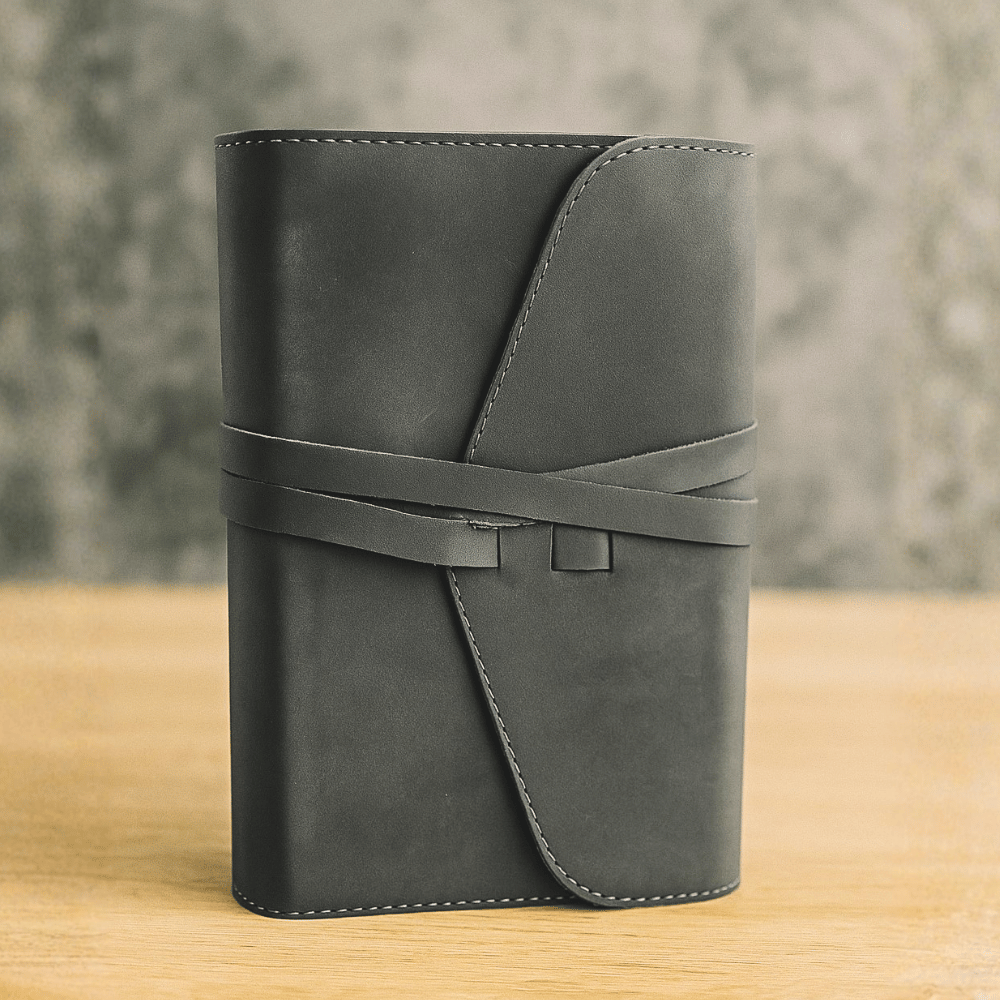 Biblia in husa handmade piele autentica, cu clapeta si snur, marime medie, neagra, index, margini aurii, cuv. lui Isus cu rosu [057 SNU]