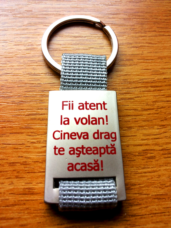 Breloc metalic cu mesaj  - Fii atent la volan! Cineva drag te asteapta acasa!