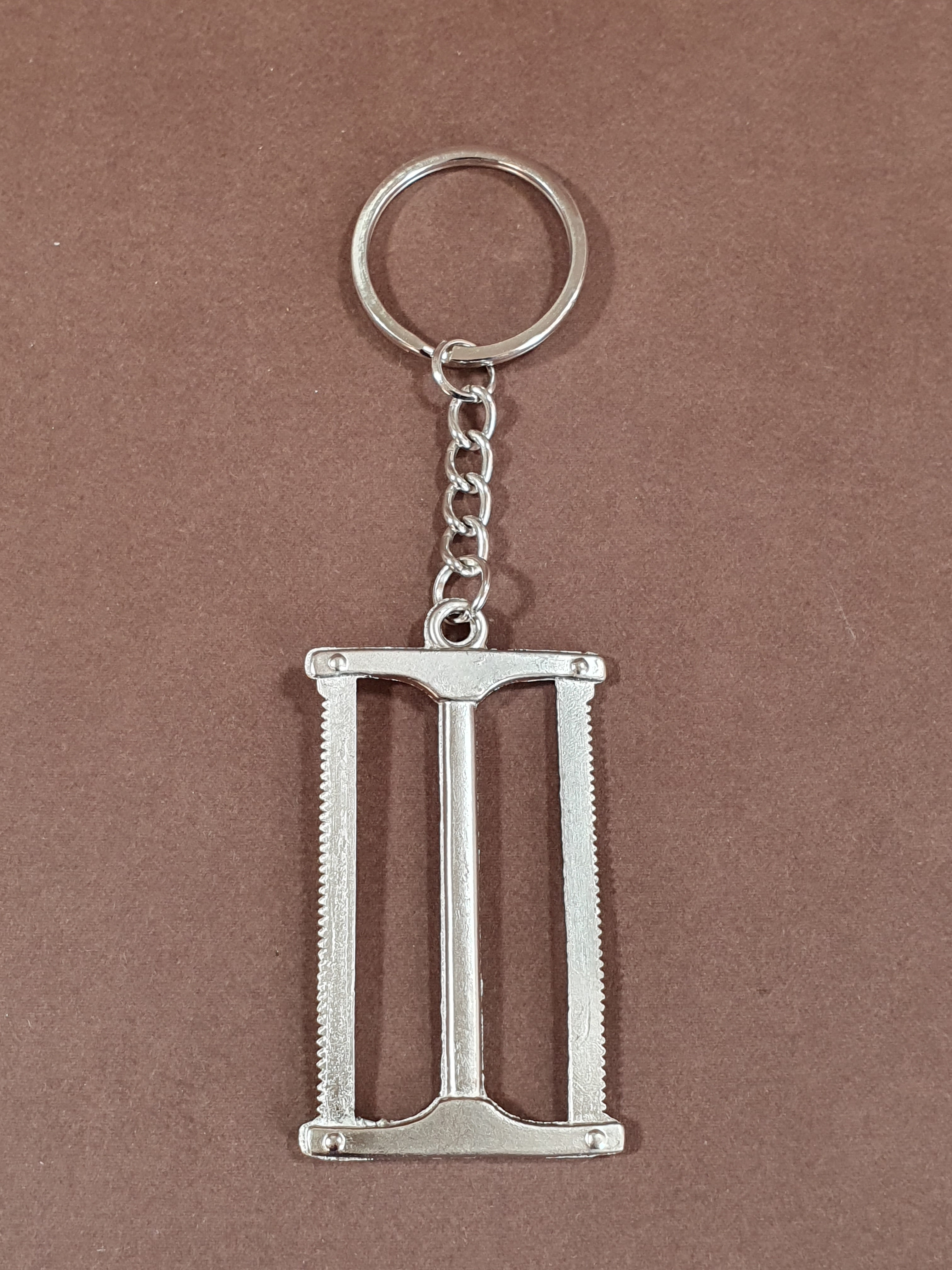 Breloc din metal - Diverse meserii - Fierastrau Breloc din metal - Diverse meserii - Fierastrau