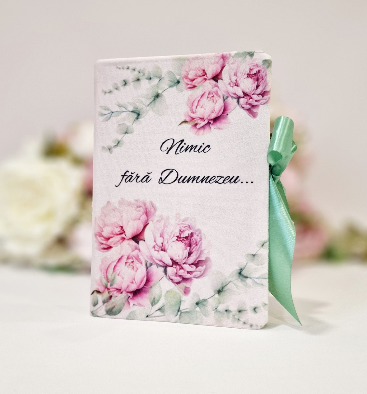 Biblia handmade, model 1, coperta de catifea, flexibila, cu panglică, marime medie, margini aurii, index, cuv. lui Isus cu rosu [SI 057 CAT]