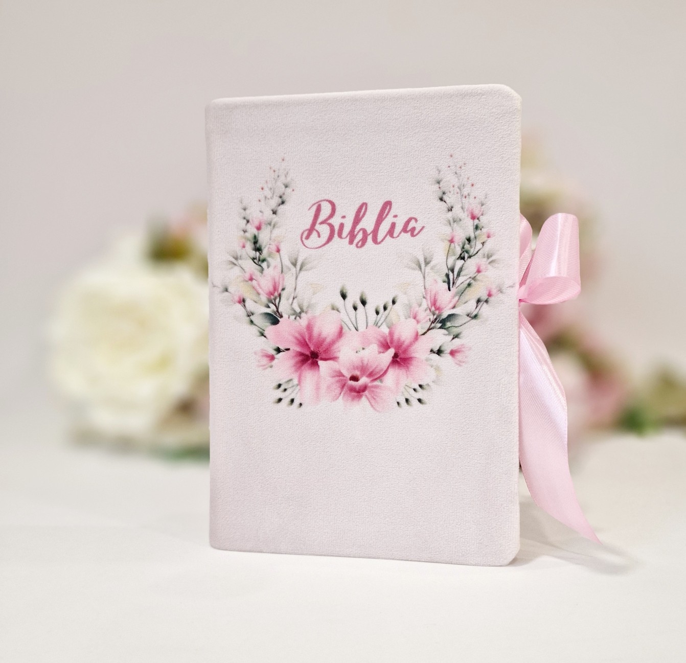 Biblia handmade, model 2, coperta de catifea, flexibila, cu panglică, marime medie, margini aurii, index, cuv. lui Isus cu rosu [SI 057 CAT]